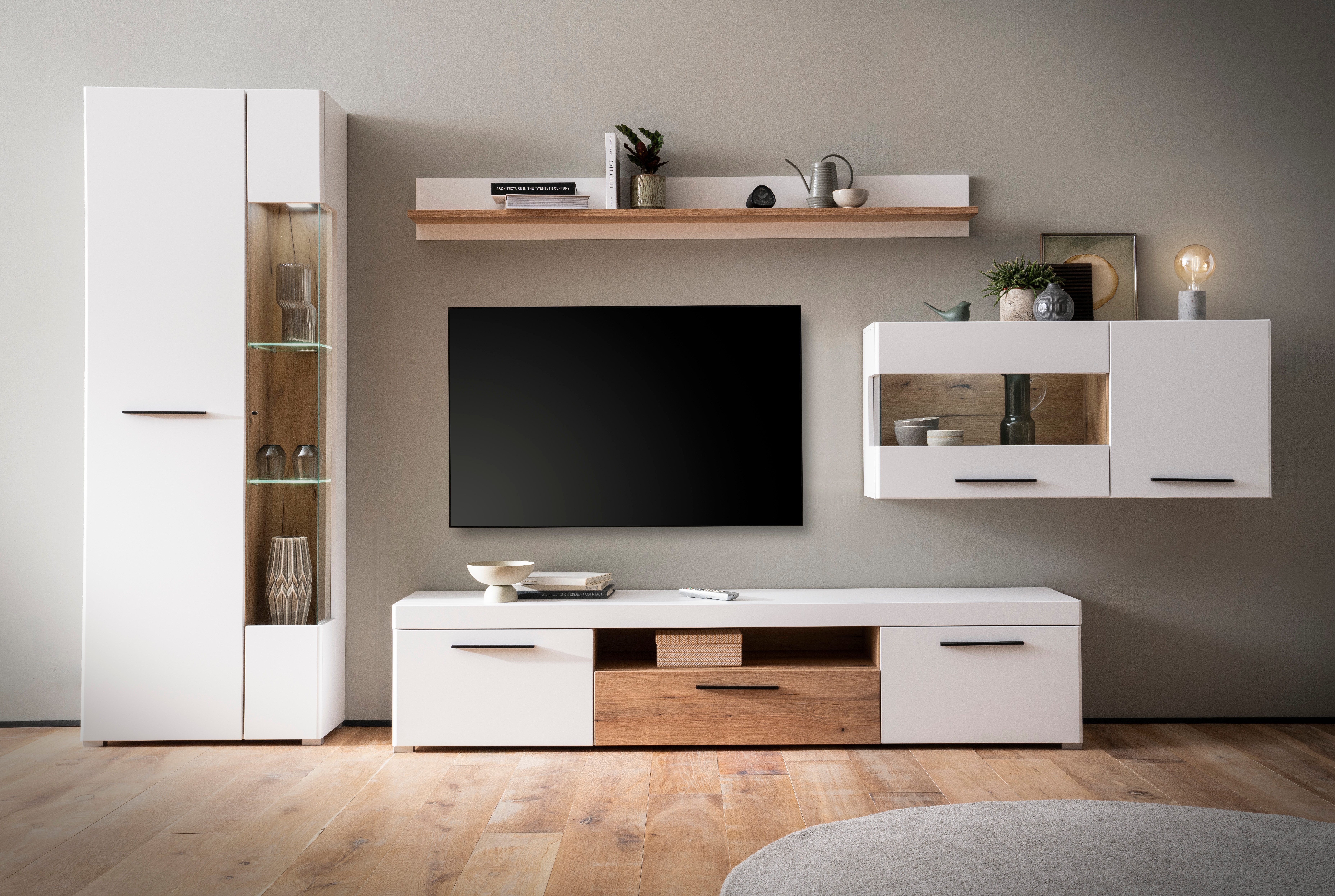 Home affaire Wohnwand Salerno, moderne Anbauwand, Wohnzimmer-Set, Weiß mit Eiche Evoke Dekor, (Set, 4-St), enthält Hängevitrine, Vitrine, Lowboard + Wandboard, Metallgriffe