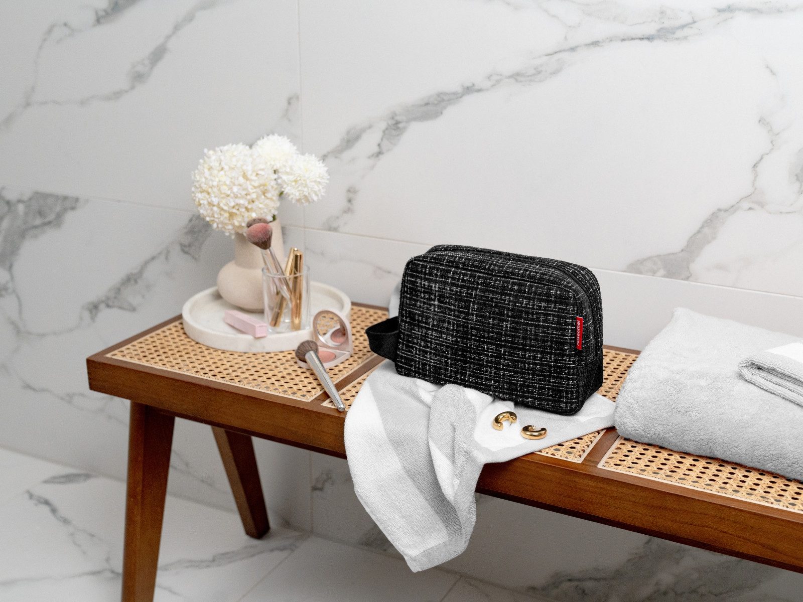REISENTHEL® Kosmetiktasche cosmeticpouch M bouclé black – Bild 4 von 5