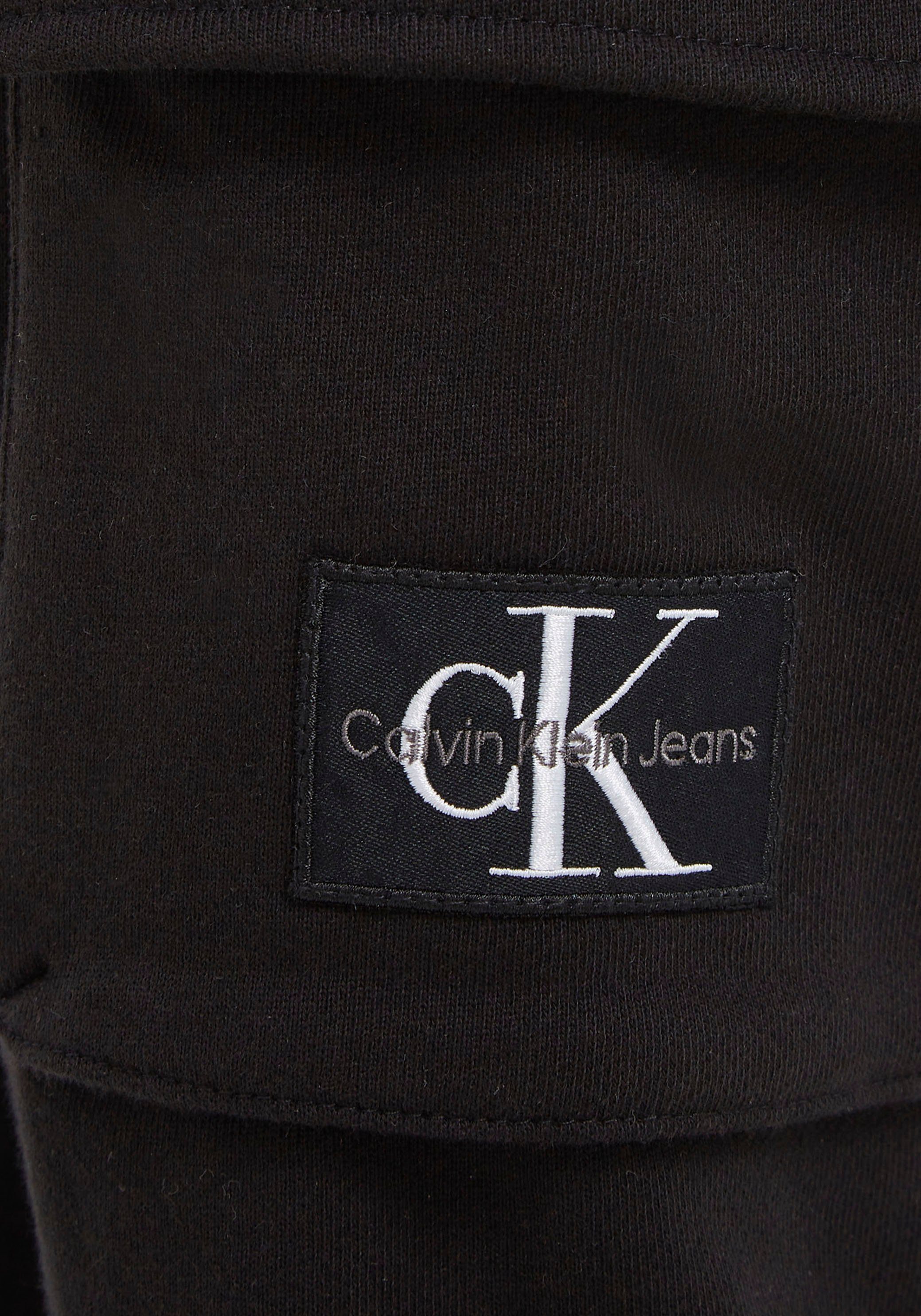Calvin Klein Jeans Logo-Badge Calvin der auf Cargotasche Klein Cargohose mit