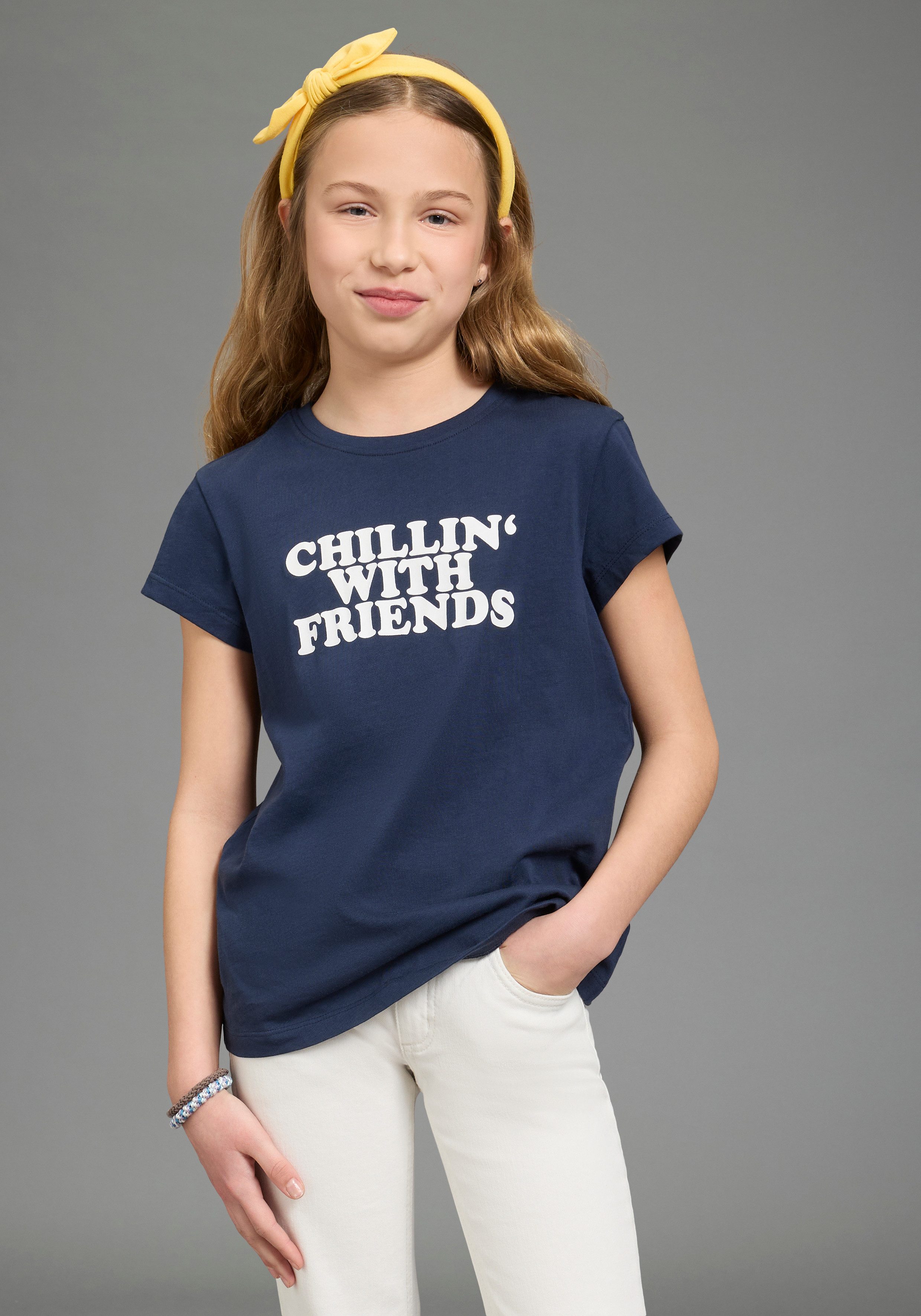 KIDSWORLD T-Shirt T-Shirt Spruch: CHILLIN' WITH FRIENDS für Mädchen, Kurzarm, Rundhalsausschnitt, aus Baumwolle