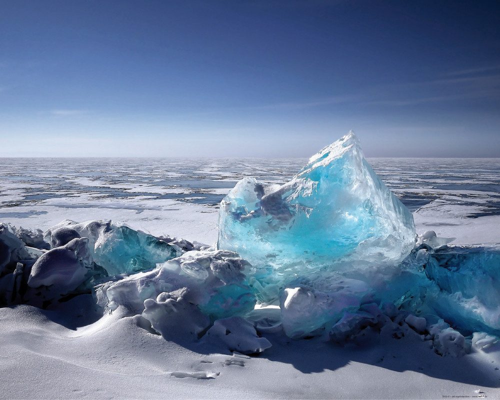 Poster Winter Kunstdruck Bild - Türkisfarbener Eisstein Im Meer Aus