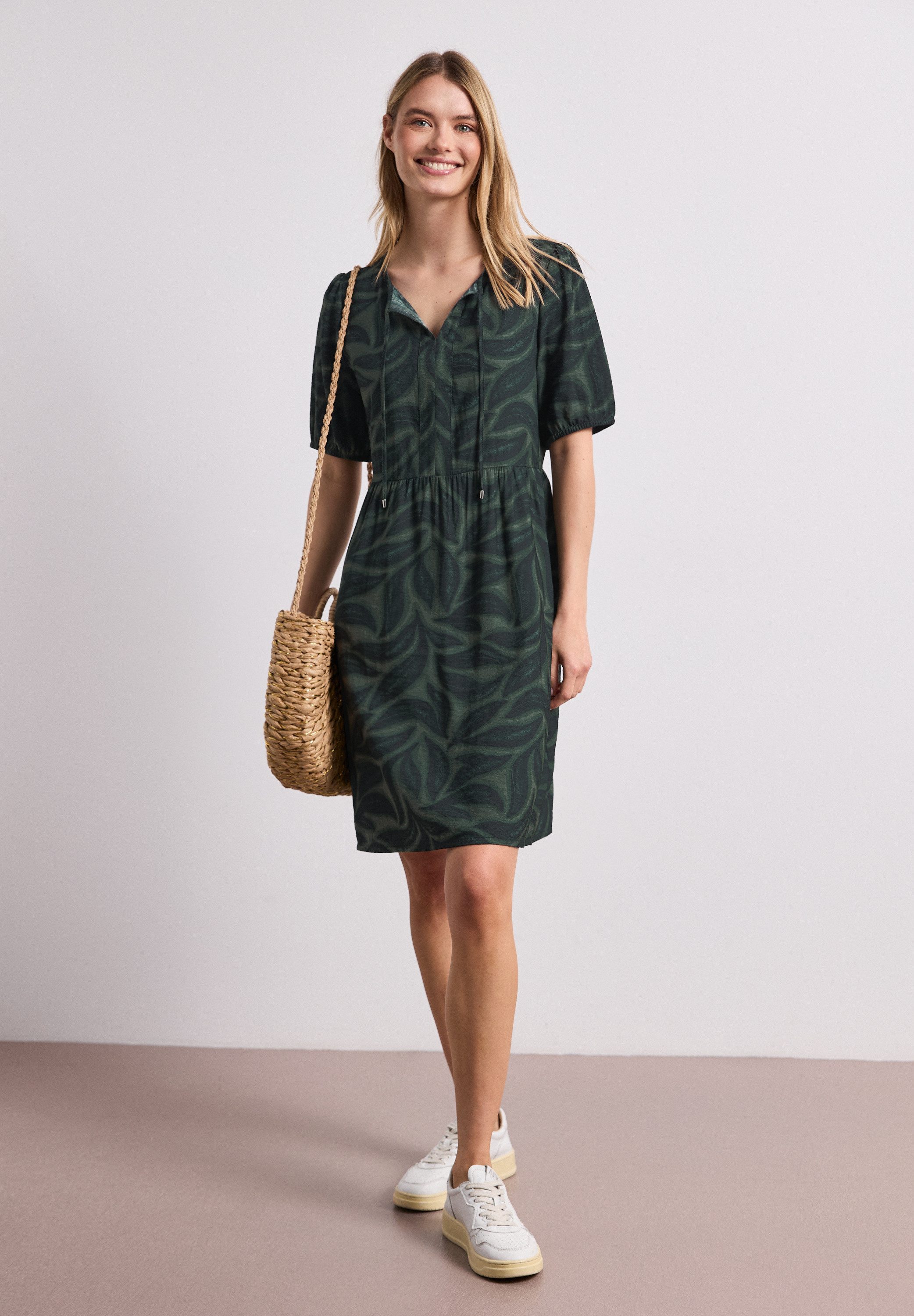 STREET ONE Sommerkleid Sommerkleid mit Split Neck und Allover-Print/Blätter-Design