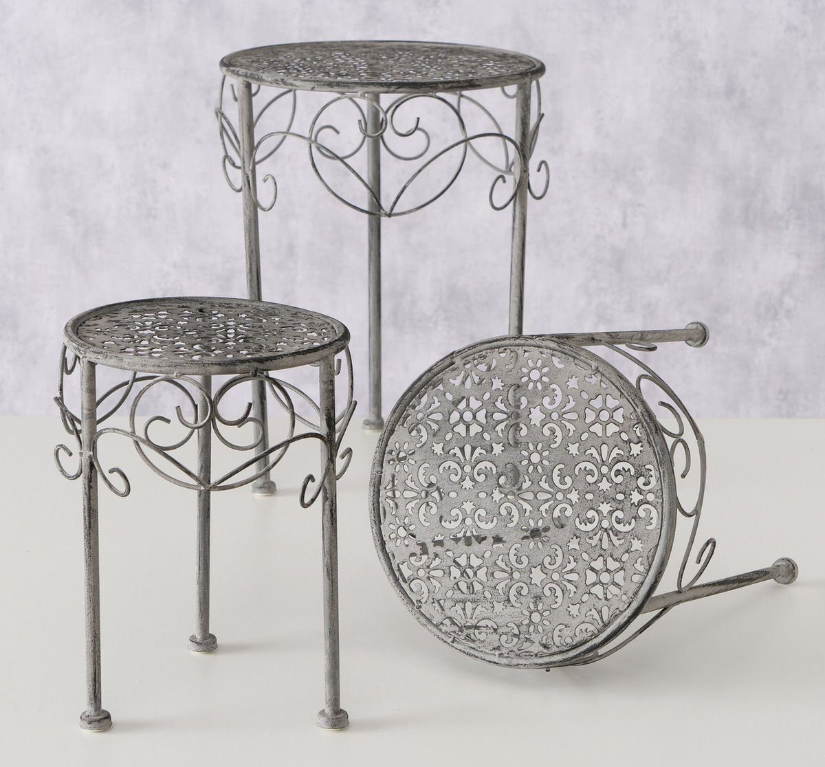 Spetebo Blumenhocker Pflanztisch Lilli / Orania 3-tlg - rund - grau (Set, 1 St., 3er Set), Blumenhocker 40 / 34 / 27 cm mit Ornamenten