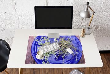 MuchoWow Gaming Mauspad Ein blauer Teller mit aromatischem Thymian auf einem Holztisch (1-St), Büro für Tastatur und Maus, Mousepad Gaming, 90x60 cm, XXL, Großes
