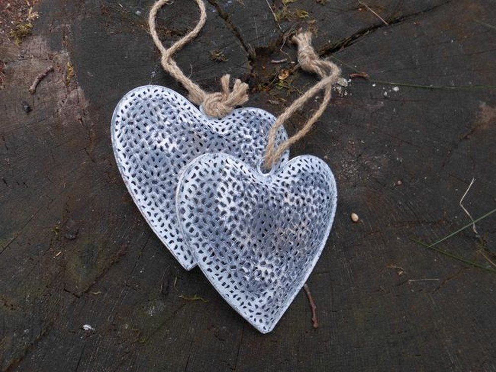 Deko-Impression Dekohänger Deko-Hänger Herzen 2 Stück Herzhänger Eisen Grau-weiß Shabby je 14 cm (1 St)