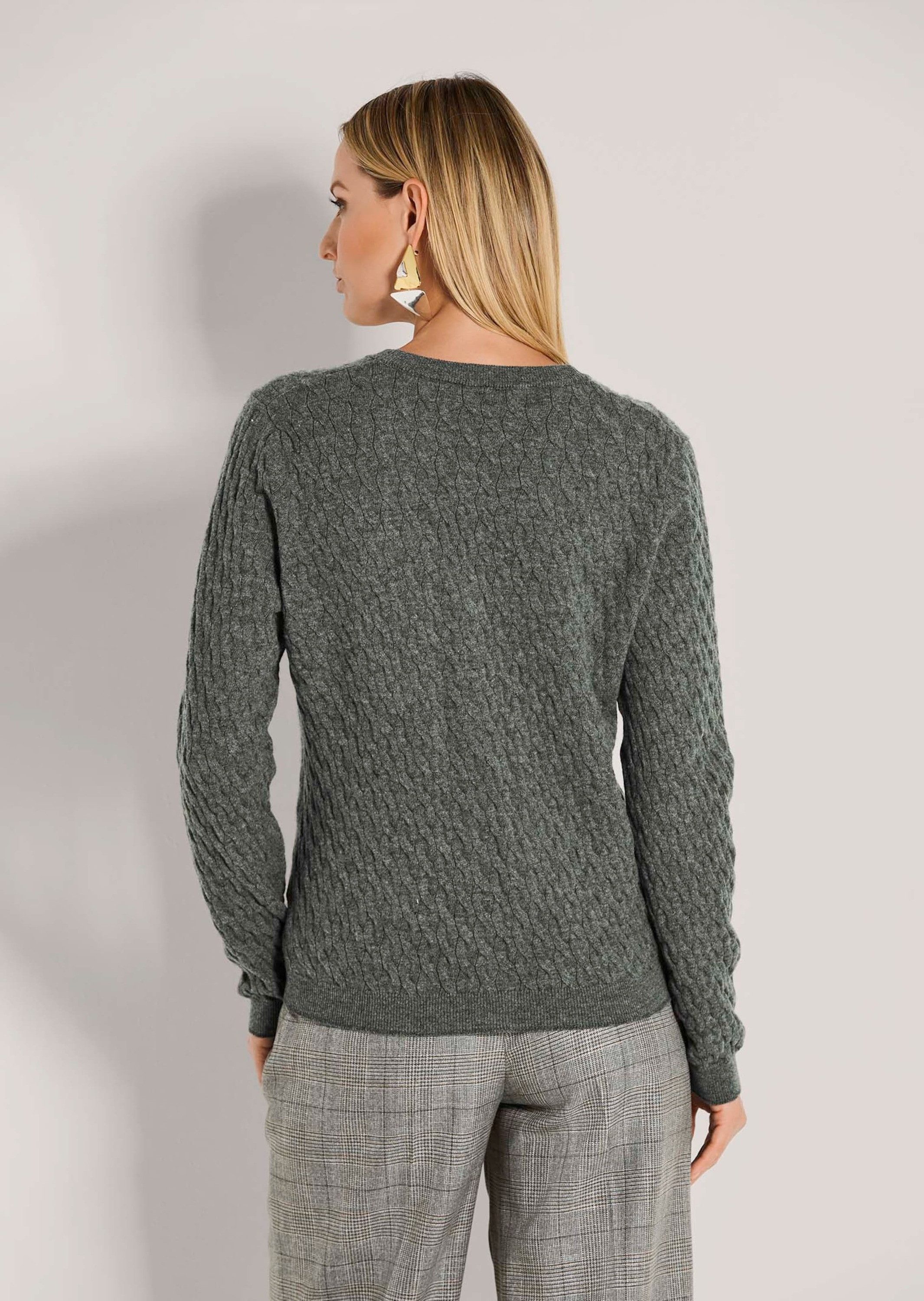 MADELEINE Strickjacke Stilvolle Maschenjacke mit Zopfmuster Strickjacke mit V-Ausschnitt, Knopfleiste und Langarm