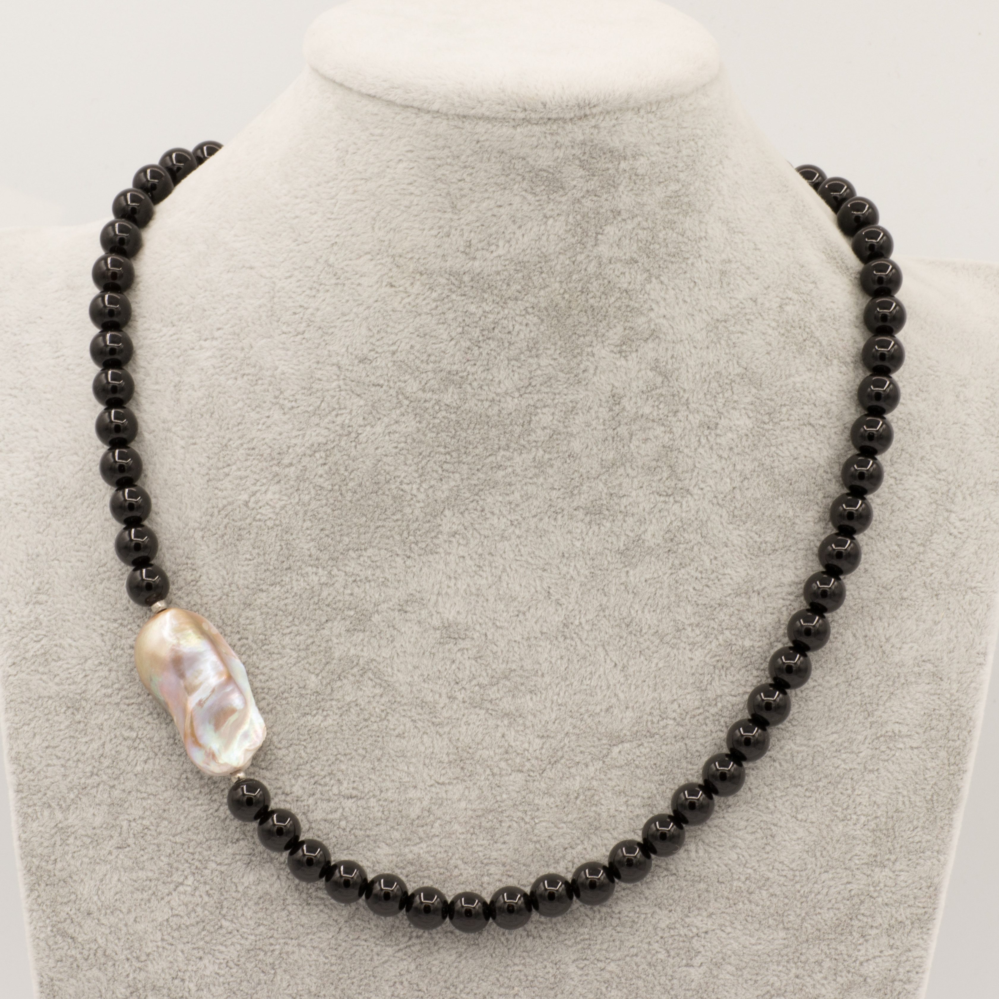Bella Carina Perlenkette Perlenkette mit schwarzem Onyx und einer Barock Süßwasser Perle, mit einer Barockperle – Bild 2 von 2