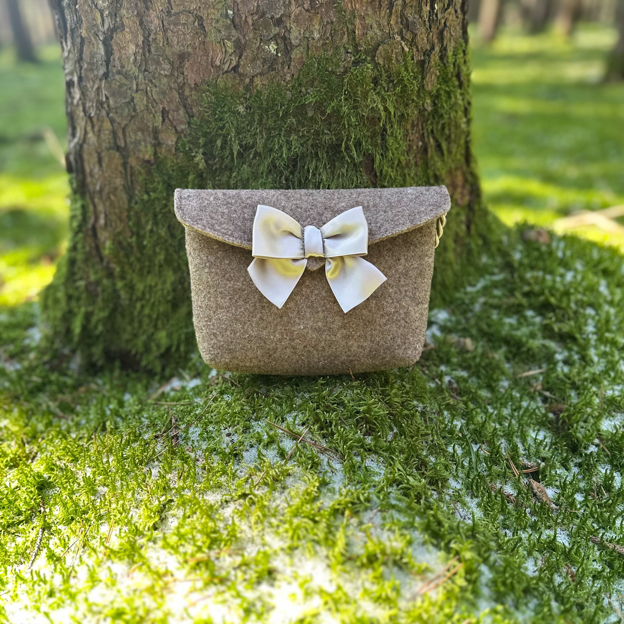 Almbock Trachtentasche Dirndltasche Lilly, handgemachte Wollfilztasche, taupe