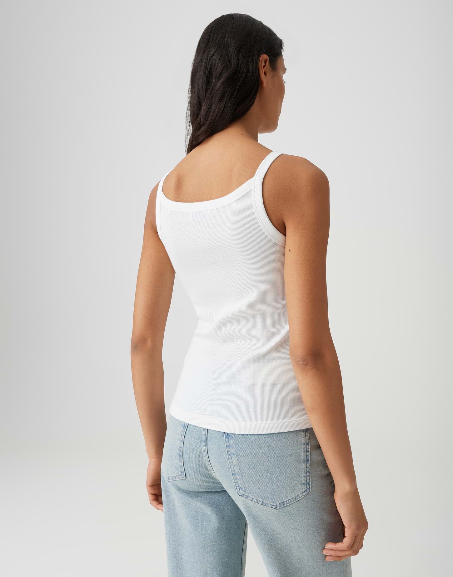 OPUS Kurzarmshirt Izli aus weichem Jersey mit Stretchkomfort Das Trägerdetail unterstreicht den sommerlichen Look