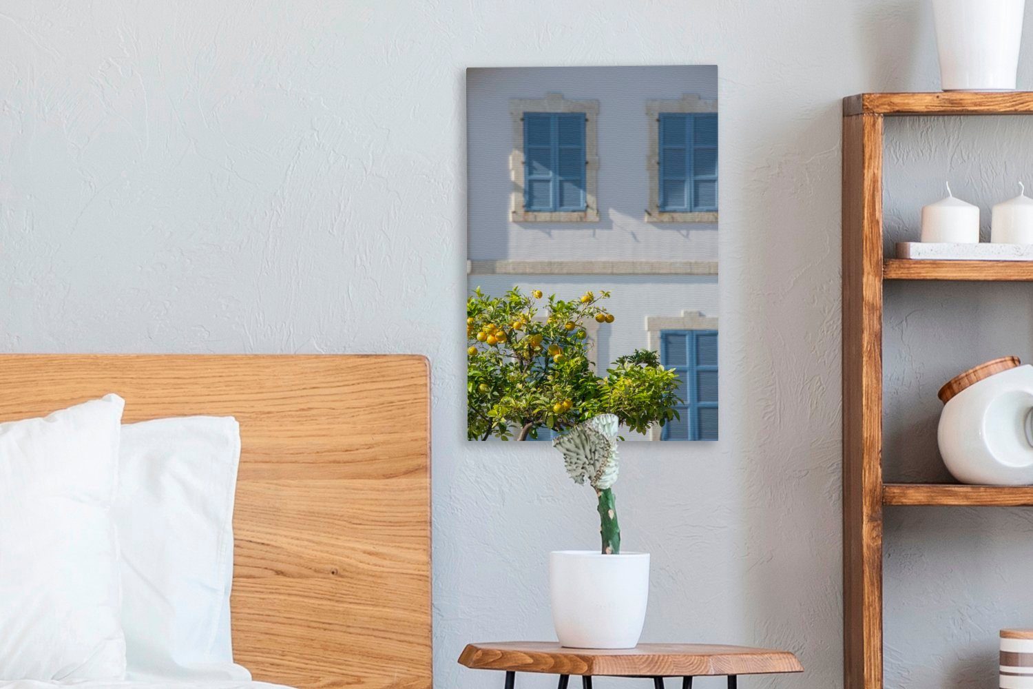 OneMillionCanvasses® Leinwandbild Ein Zitronenbaum vor Zackenaufhänger, Gemälde, bespannt Haus einem mit Leinwandbild (1 inkl. fertig St), blauen Fensterläden, cm 20x30
