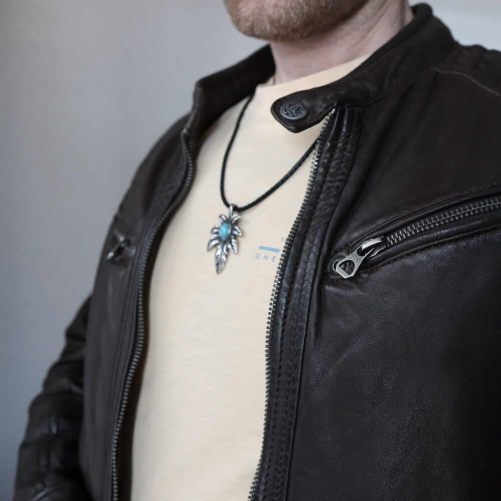 DALMARO Kette mit Anhänger Lederkette Edelstahlkette 316L TÜRKIS CANNABIS, Herren Halskette Biker / Wikinger Kette - Schmuckbox