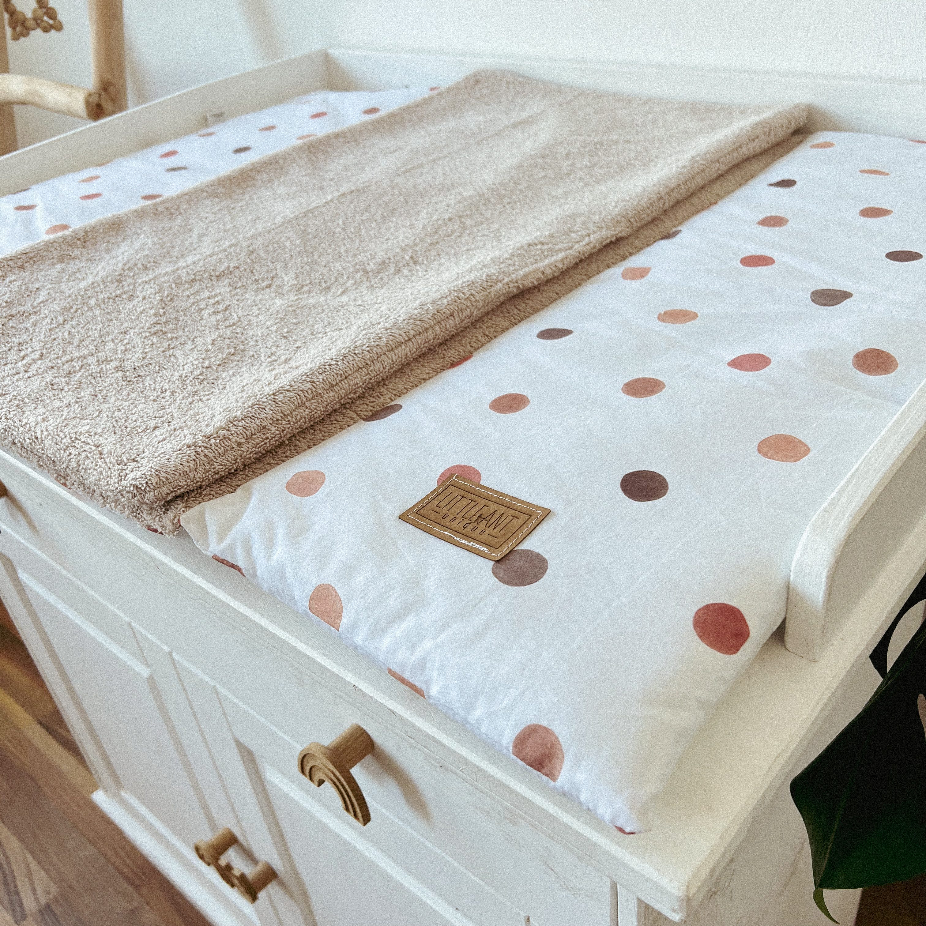 LittleANTunique Wickelauflage WICKELTISCHAUFLAGE FRÖHLICHE PUNKTE (Extra wasserdichte Frotteeauflage zum Knöpfen und Wechseln)