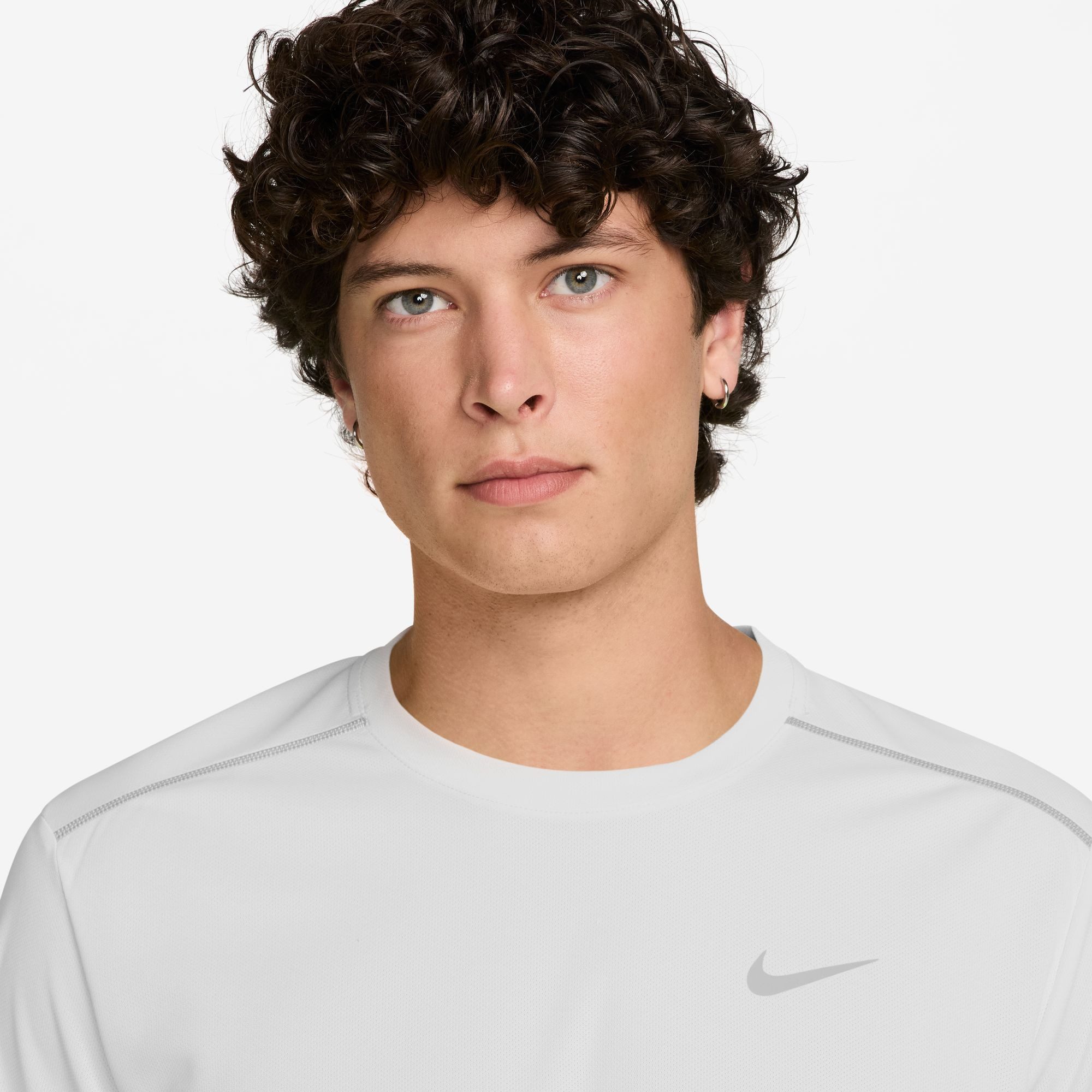 Nike Laufshirt M NK DF UV MILER SS mit reflektierenden Details, schnell trocknend, atmungsaktiv