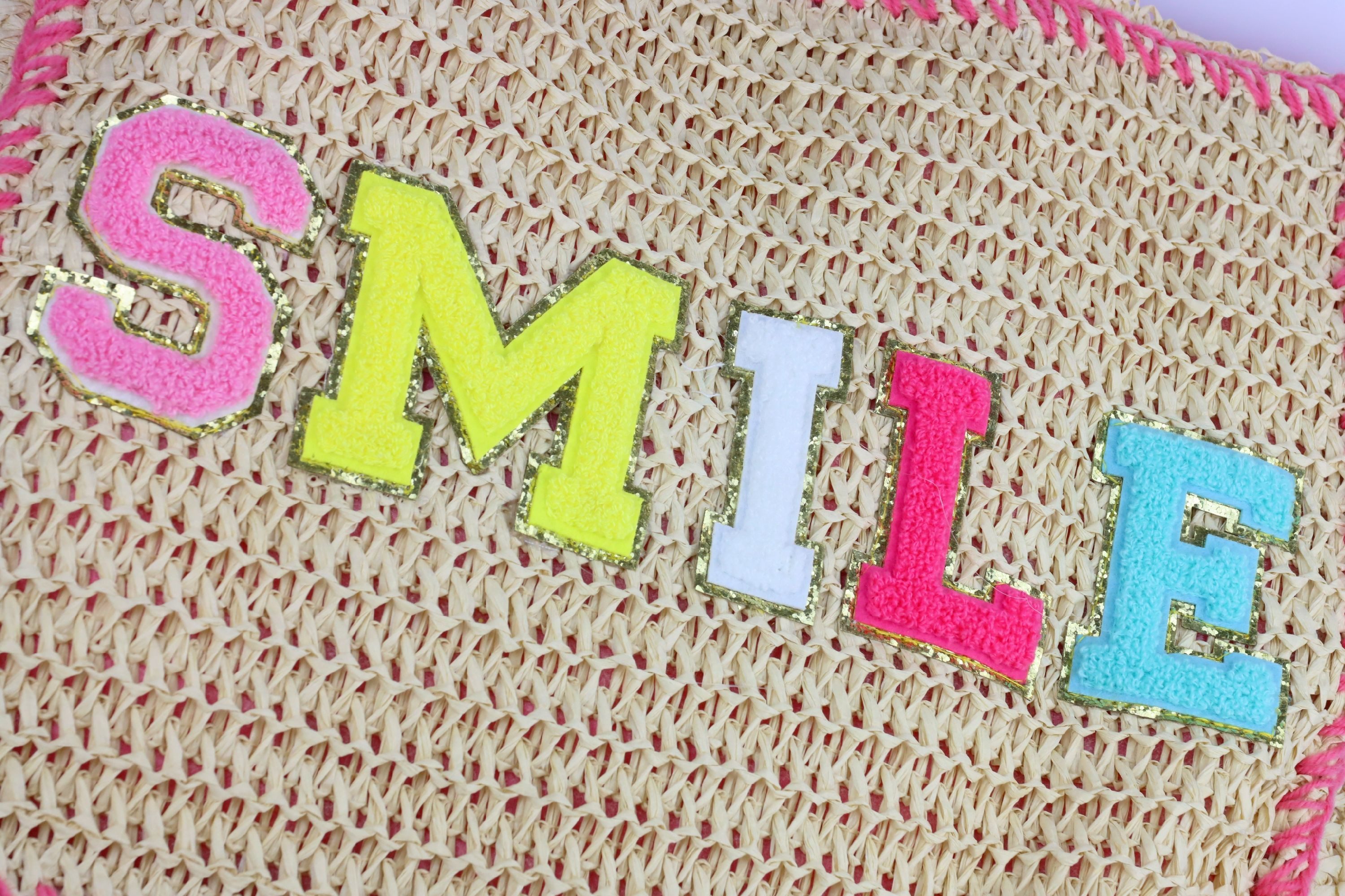 FURNARO Strandtasche, Korbtasche aus Raffia, Baumwolle, bunter Schriftzug Smile 39x34x11cm