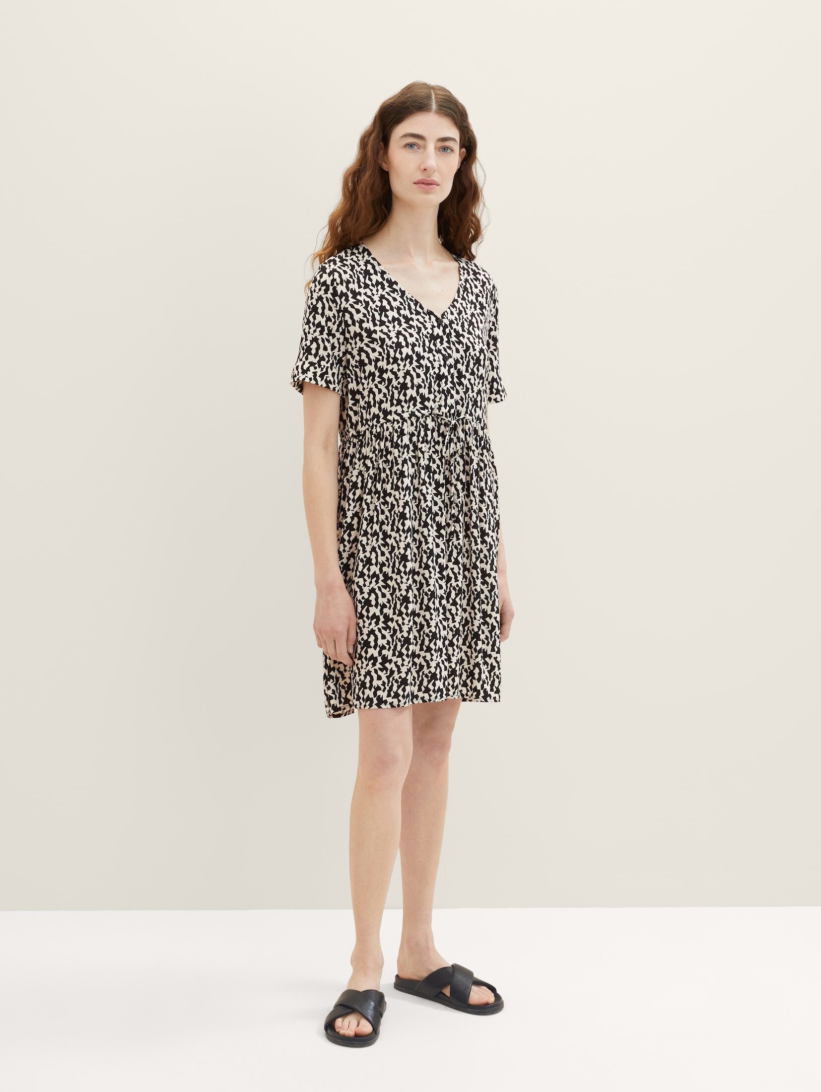 TOM TAILOR Jerseykleid Kleid mit Allover-Print, Unser Model ist 178 cm groß  und trägt Größe 34