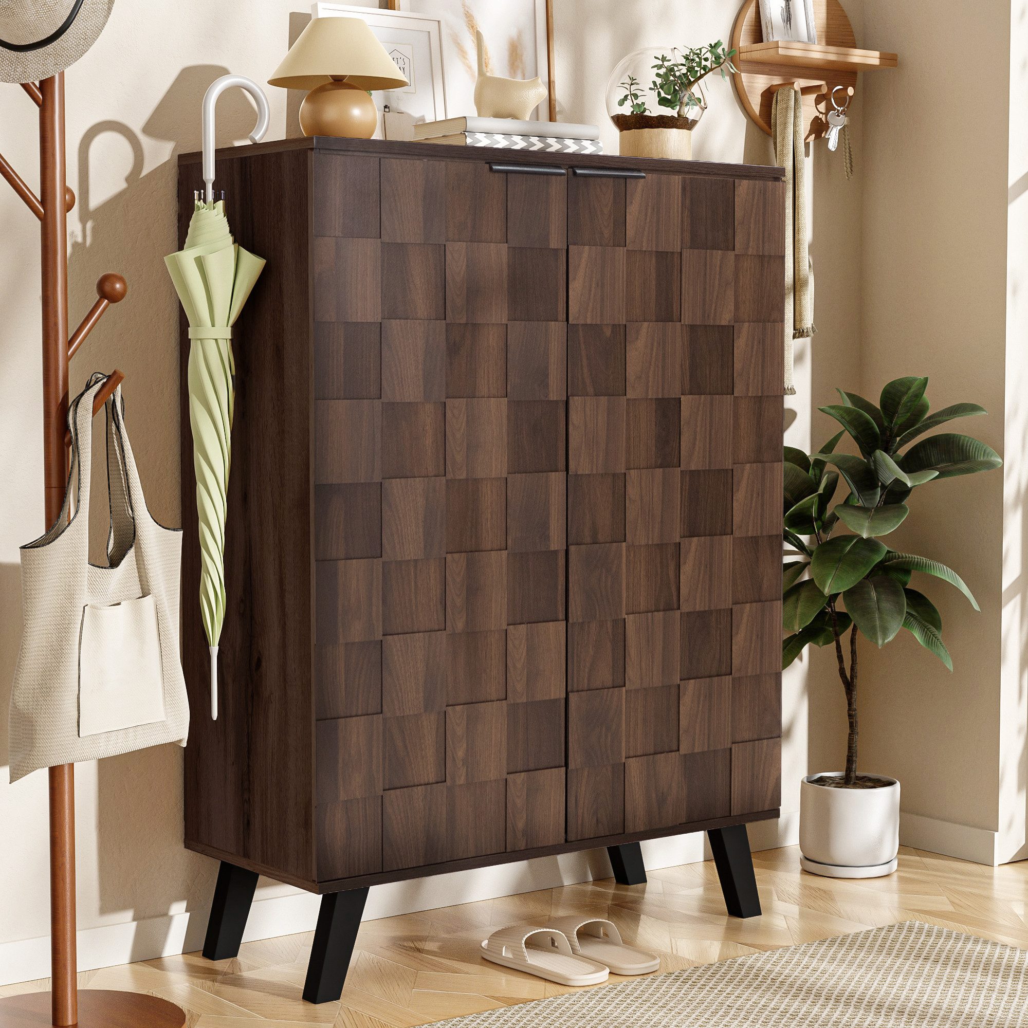 Merax Schuhschrank in Holzoptik/Walnuss und schwarzen Griffen (80,5×35×109,5 cm, 1-St., kompakter Flur-Schrank für organisierte Schuhaufbewahrung) Kommode mit 5 Fächern, verstellbaren Einlegeböden, geometrischen Türen