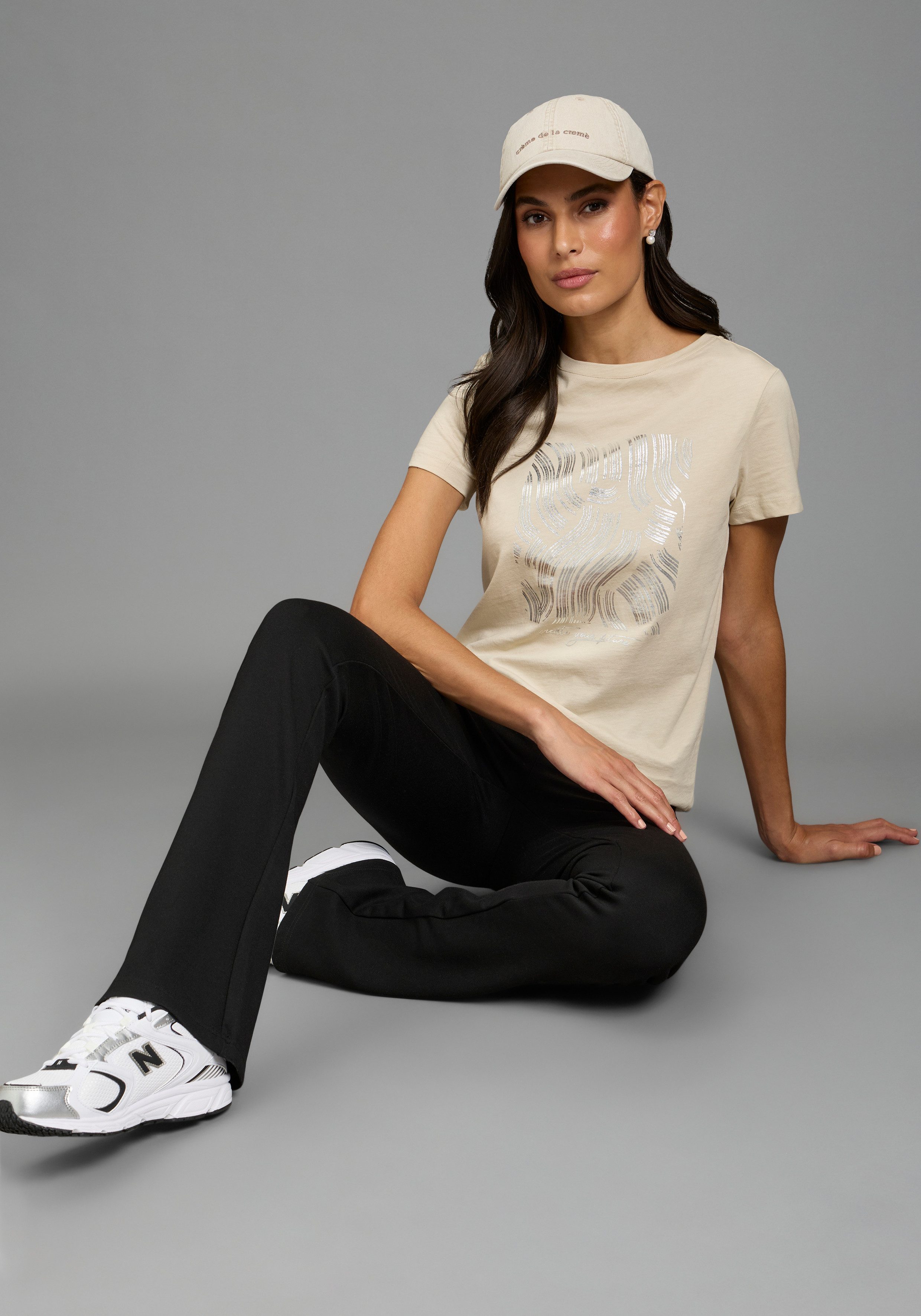 Laura Scott T-Shirt mit schimmerndem Folienprint, hüftlange Basic-Passform – Bild 5 von 5