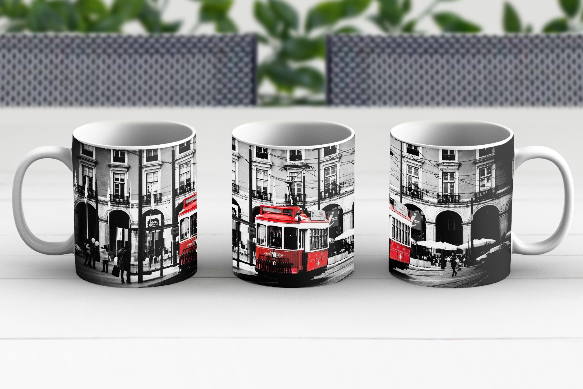 einer roten MuchoWow Kaffeetassen, Teetasse, Becher, mit Geschenk Schwarz-Weiß-Foto Straßenbahn, Tasse Keramik, Teetasse,