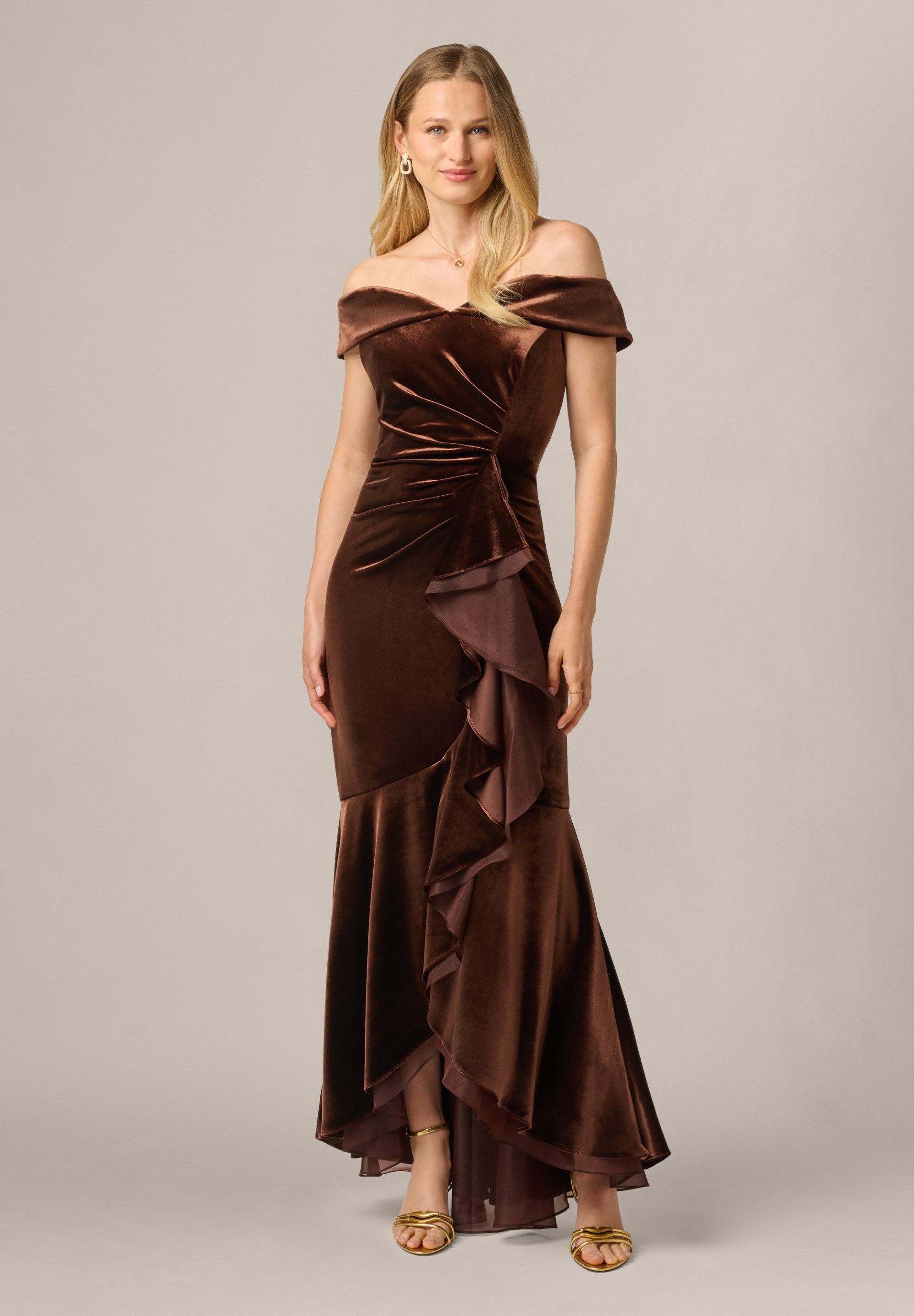 Adrianna Papell Abendkleid Velvet Off The Shoulder Gown Tailliert, figurbetont, elegant