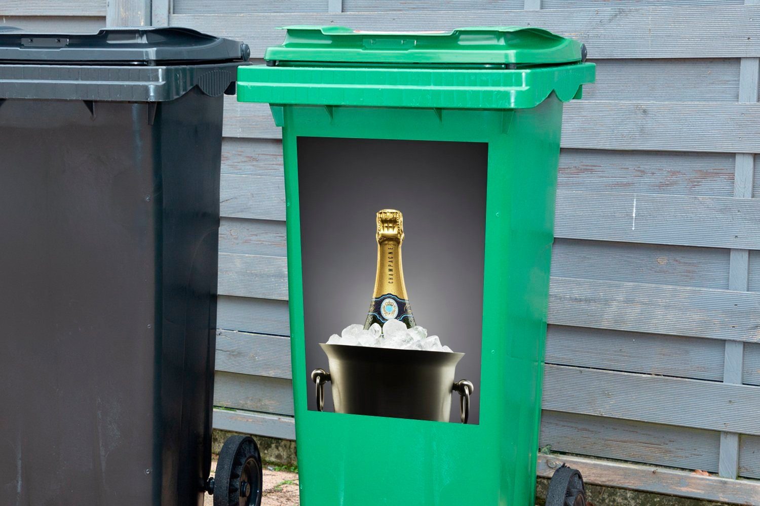 MuchoWow Wandsticker St), Eiskübel Container, Abfalbehälter (1 Champagnerflasche Mülleimer-aufkleber, Sticker, Mülltonne, im