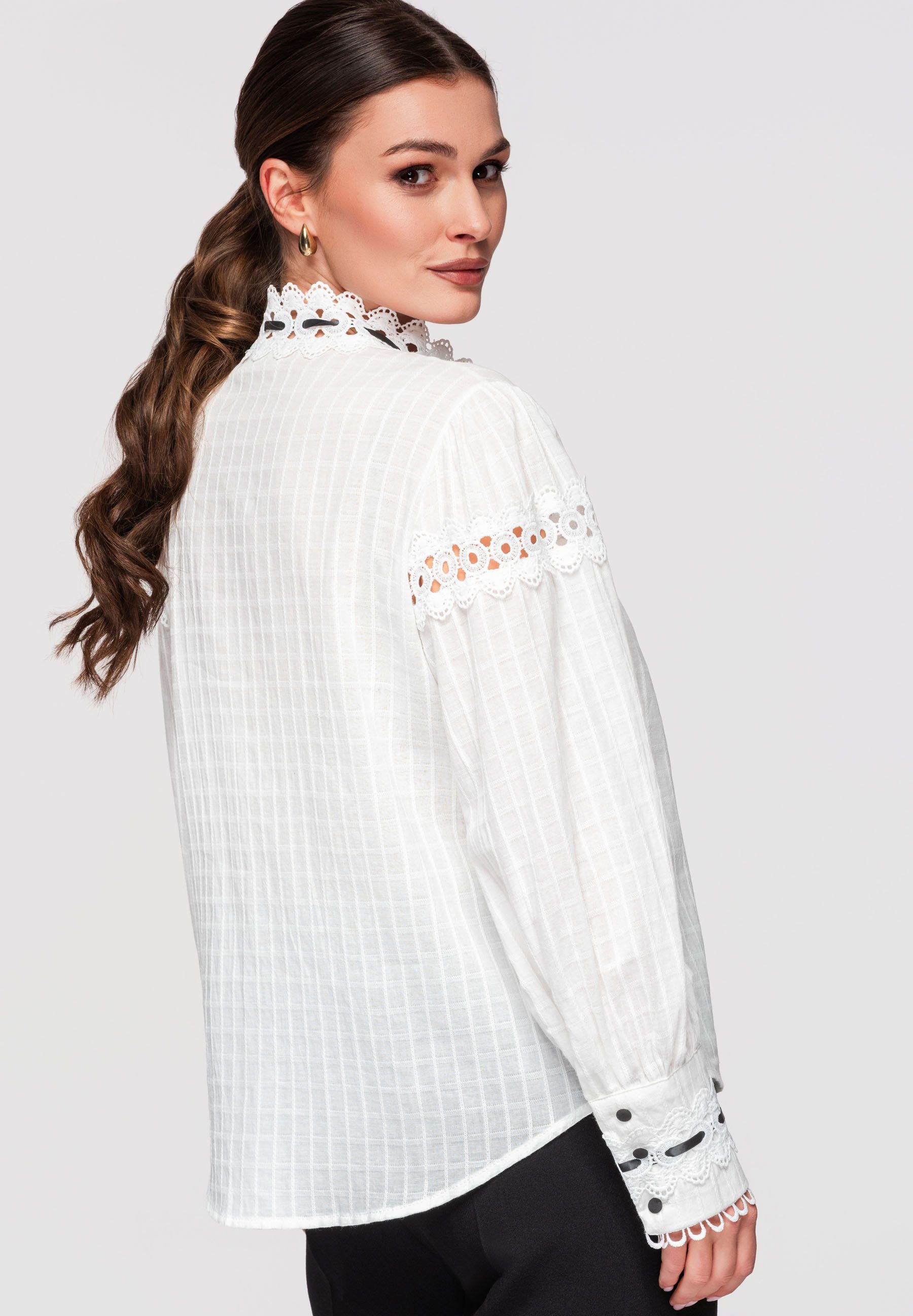 OMBRE Hemdbluse Damen Bluse mit Spitze im Vintage-Stil Weiß M/L (kein Set, 1-tlg) Ażurowe wstawki, dekoracyjna taśma przewleczona przez koronkę