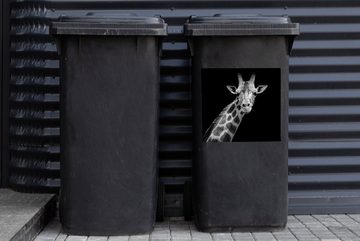 MuchoWow Wandsticker Giraffe - Wildtiere - Schwarz-Weiß - Porträt (1 St), Mülleimer-aufkleber, Mülltonne, Sticker, Container, Abfalbehälter