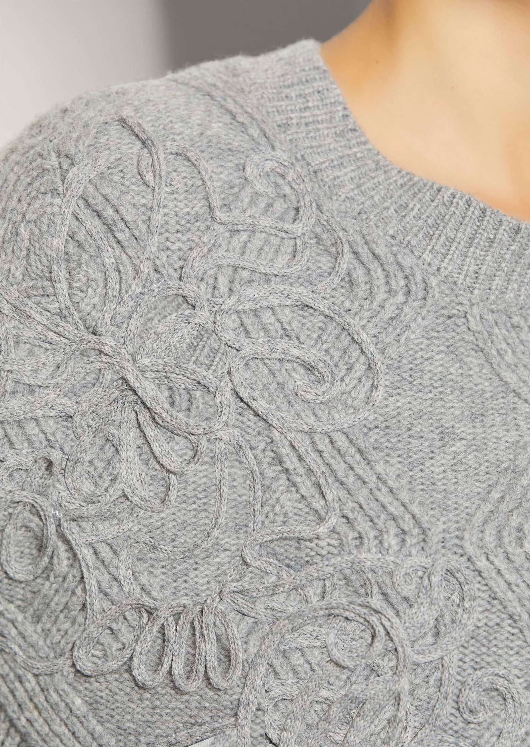 MADELEINE Strickpullover Rundhals-Wollpullover mit Kordelstickerei Schurwollpullover mit Rundhals, kunstvoll verstrickt, langärmelig