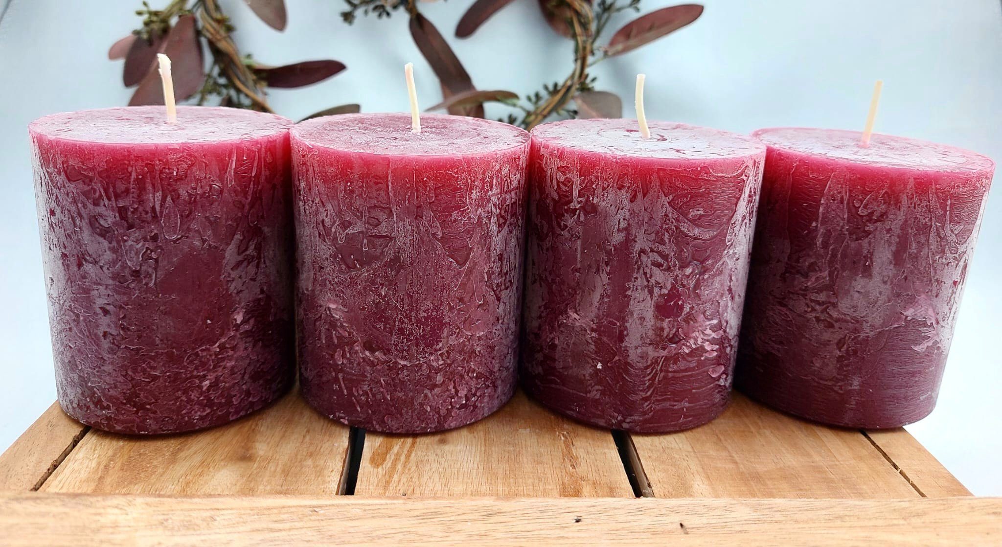 Friedrich Klocke GmbH Adventskerze 4er Set für Adventskranz Stumpenkerzen bordeaux rustik burgundy rot (Kerzen für die dunkle Jahreszeit für ein gemütliches Wohnambiente, 4er Set in rustic rot), selbstlöschend, konstanter Abbrand, rustic