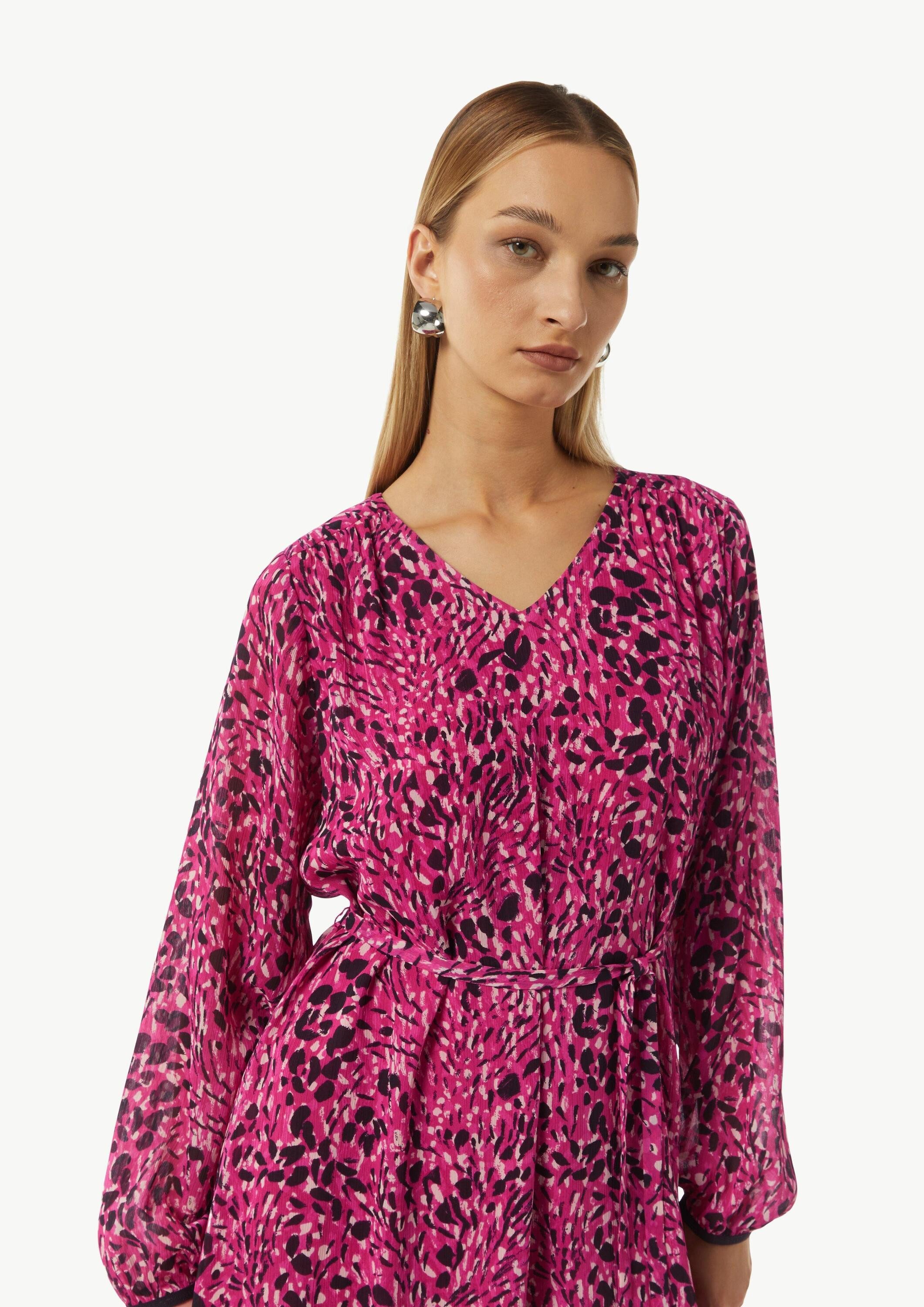 comma Minikleid Kleid Kleid mit All-over-Print und Bindegürtel – Bild 4 von 5