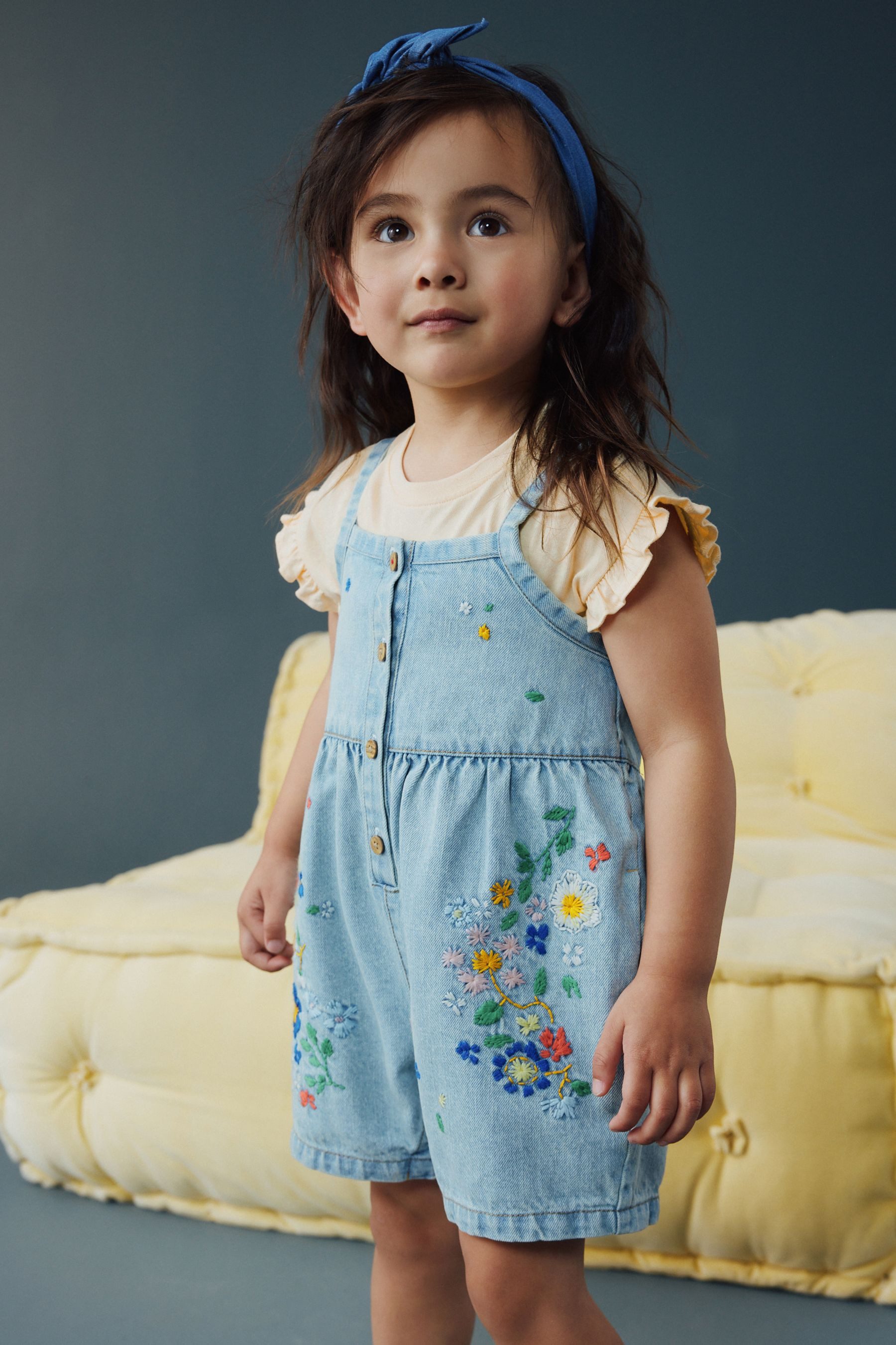 Shirt & Hose Denim-Playsuit mit Blumenstickerei und T-Shirt