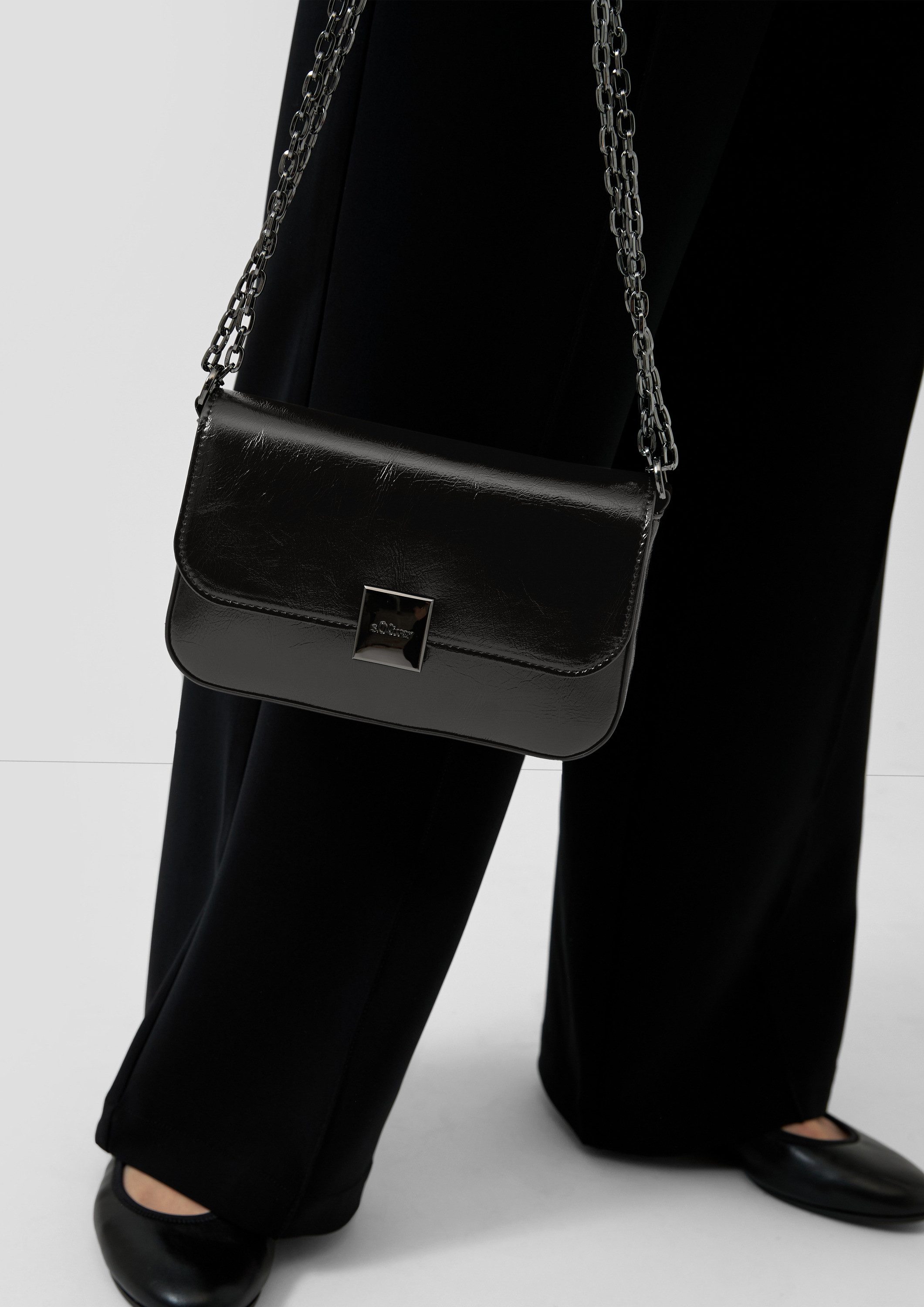 s.Oliver Umhängetasche Tasche, Clutch mit Schulterkette und Logo-Gravur auf der Magnetschließe