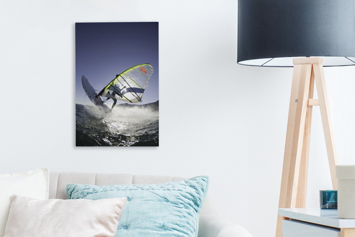 einem Zackenaufhänger, sich die bespannt Windsurfer Leinwandbild cm Leinwandbild befindet (1 fertig 20x30 Gemälde, vor St), Bei inkl. Windschutzscheibe OneMillionCanvasses® der,