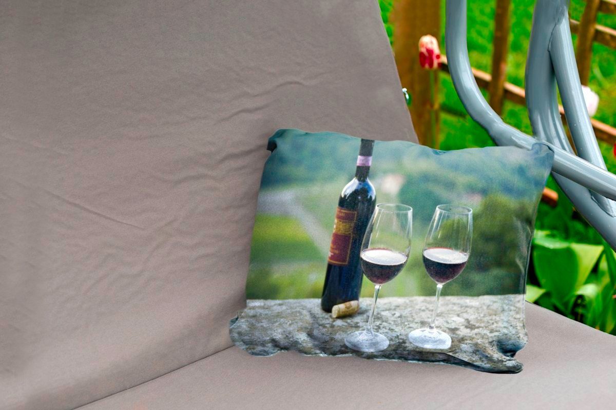 MuchoWow Dekokissen Eine Kissenhülle Hintergrund, Flasche Outdoor-Dekorationskissen, Polyester, mit Sangiovese-Weinbergen Rotwein im Dekokissenbezug