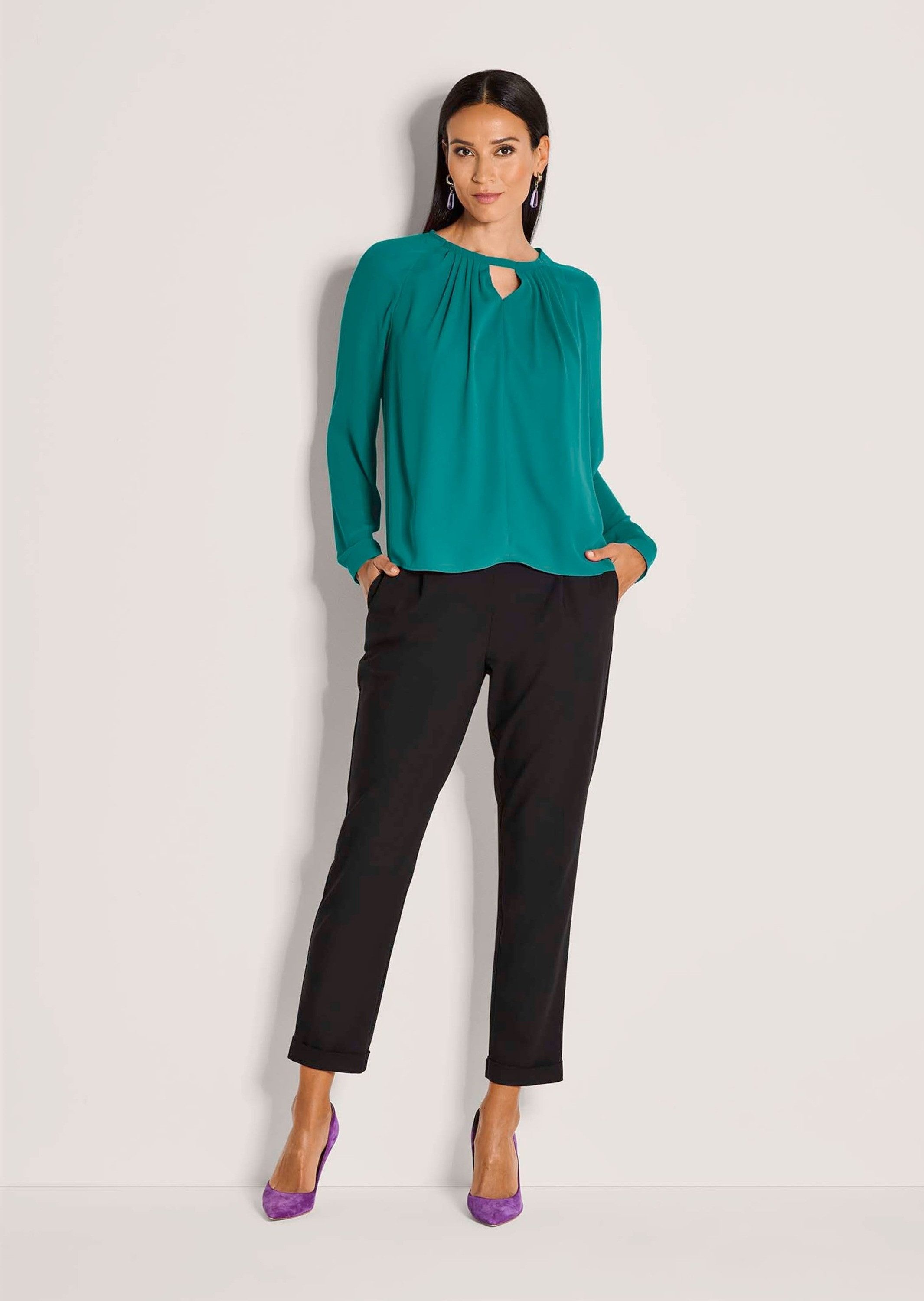 MADELEINE Langarmbluse Elegante Bluse mit V-Ausschnitt Zarte Falten mit semitransparente Eleganz und langen Ärmeln