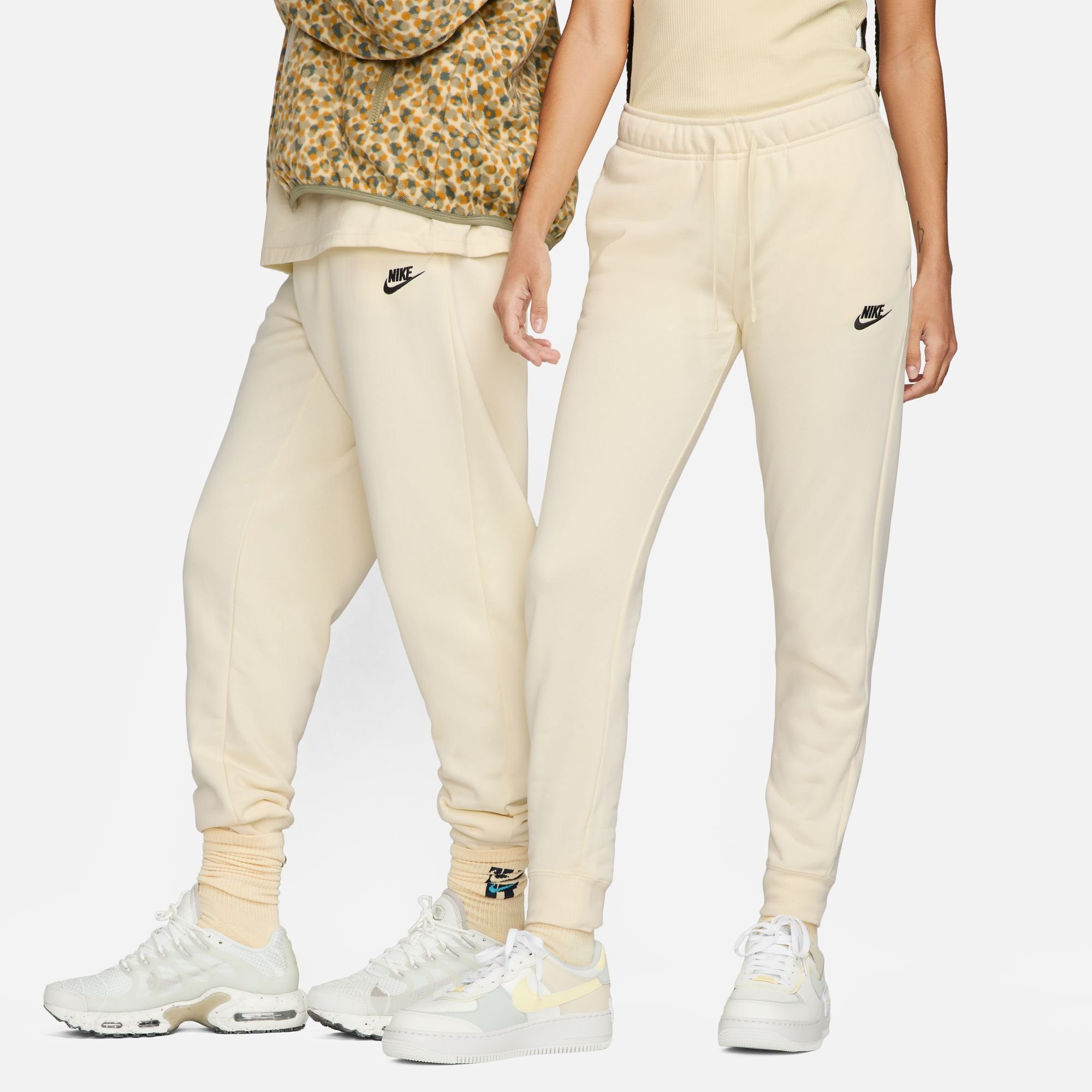 Nike Sportswear Jogginghose MILK/BLACK COCONUT WOMEN'S MID-RISE JOGGERS FLEECE CLUB