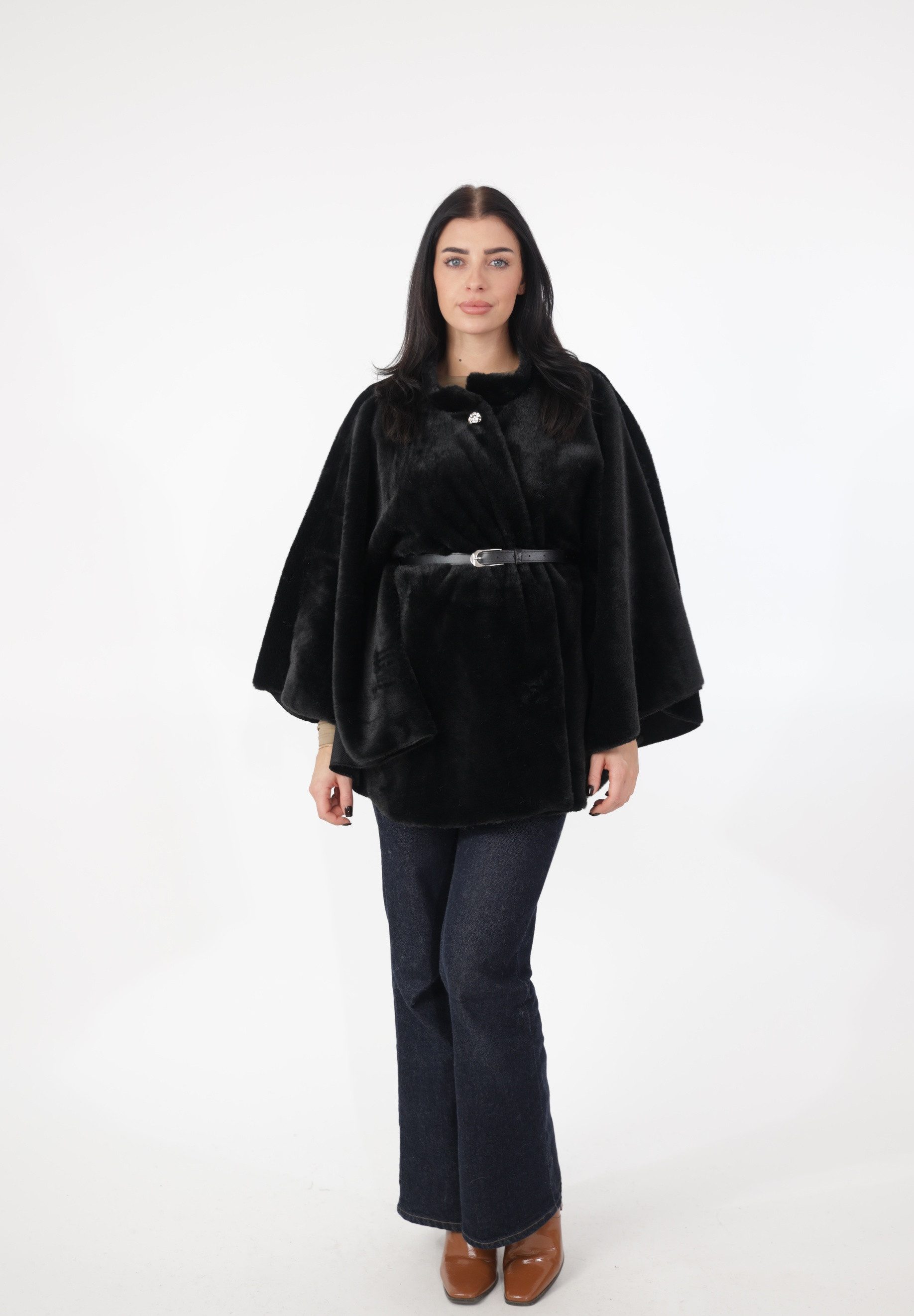 Elara Poncho — One Size Ponchojacke in Felloptik mit Gürtel und Stehkragen