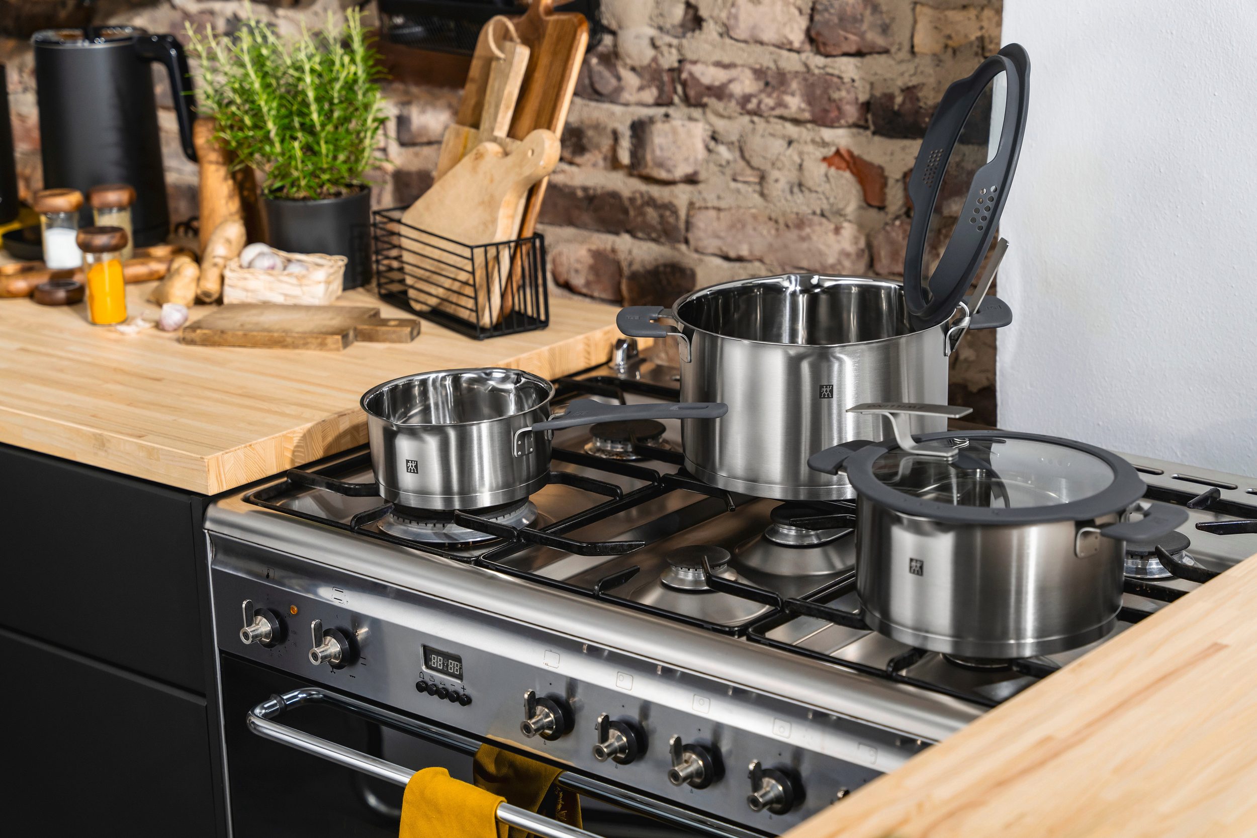 Zwilling Topf-Set Simplify, Edelstahl 18/10 (Set, 9-tlg., je 1 Kochtopf Ø 16/20/24 cm, 1 Bratentopf Ø 20 cm, 1 Stieltopf Ø 16 cm), Sandwichboden, Stay-Cool-Griffe, integriertes Sieb, (Glas)Deckelhalter