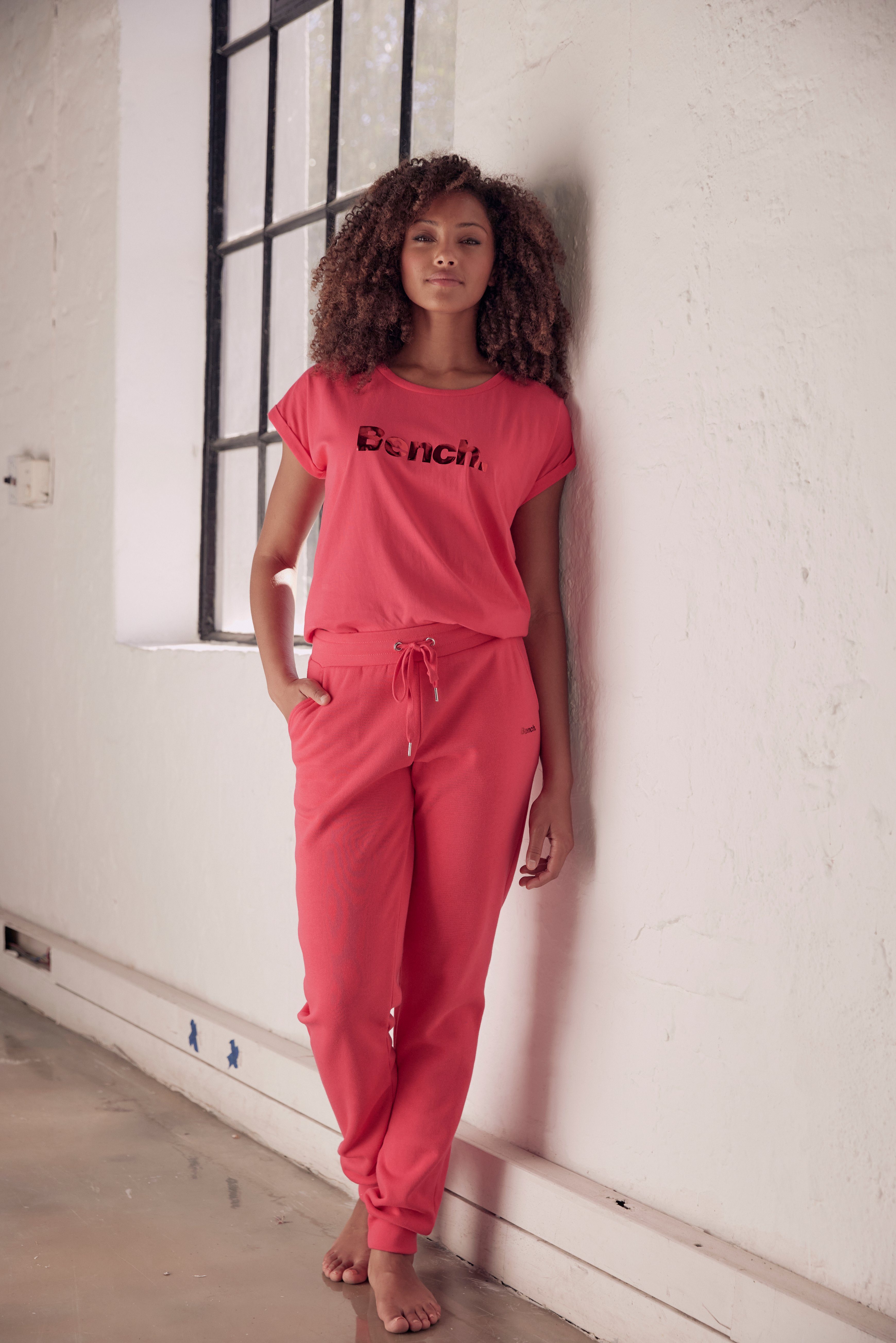 pink Bench. Logodruck, Loungewear Loungewear mit Loungeshirt T-Shirt glänzendem -Kurzarmshirt,