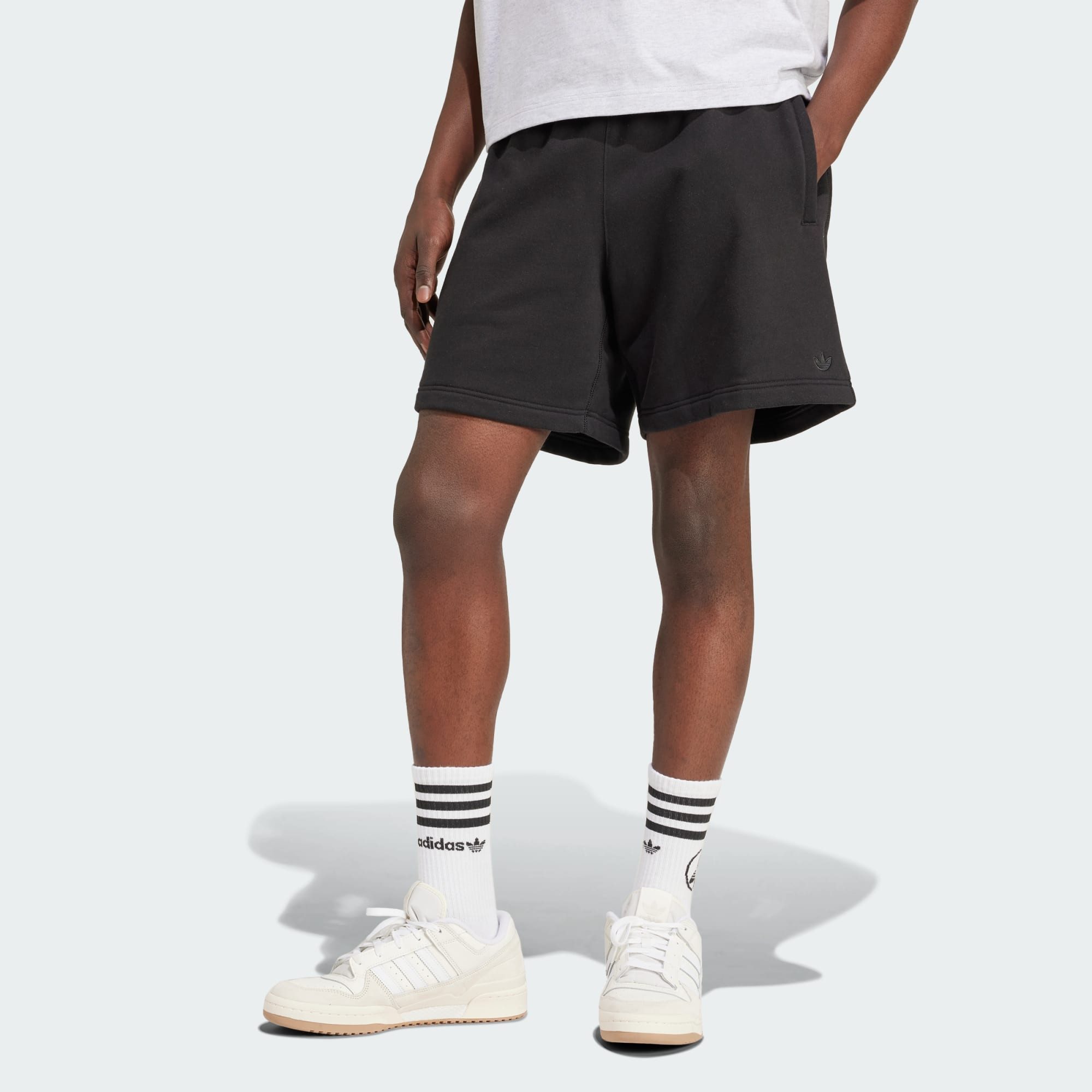 adidas Originals Shorts PREMIUM ESSENTIALS SHORTS Dieses Model ist 183 cm groB und tragt GroBe M