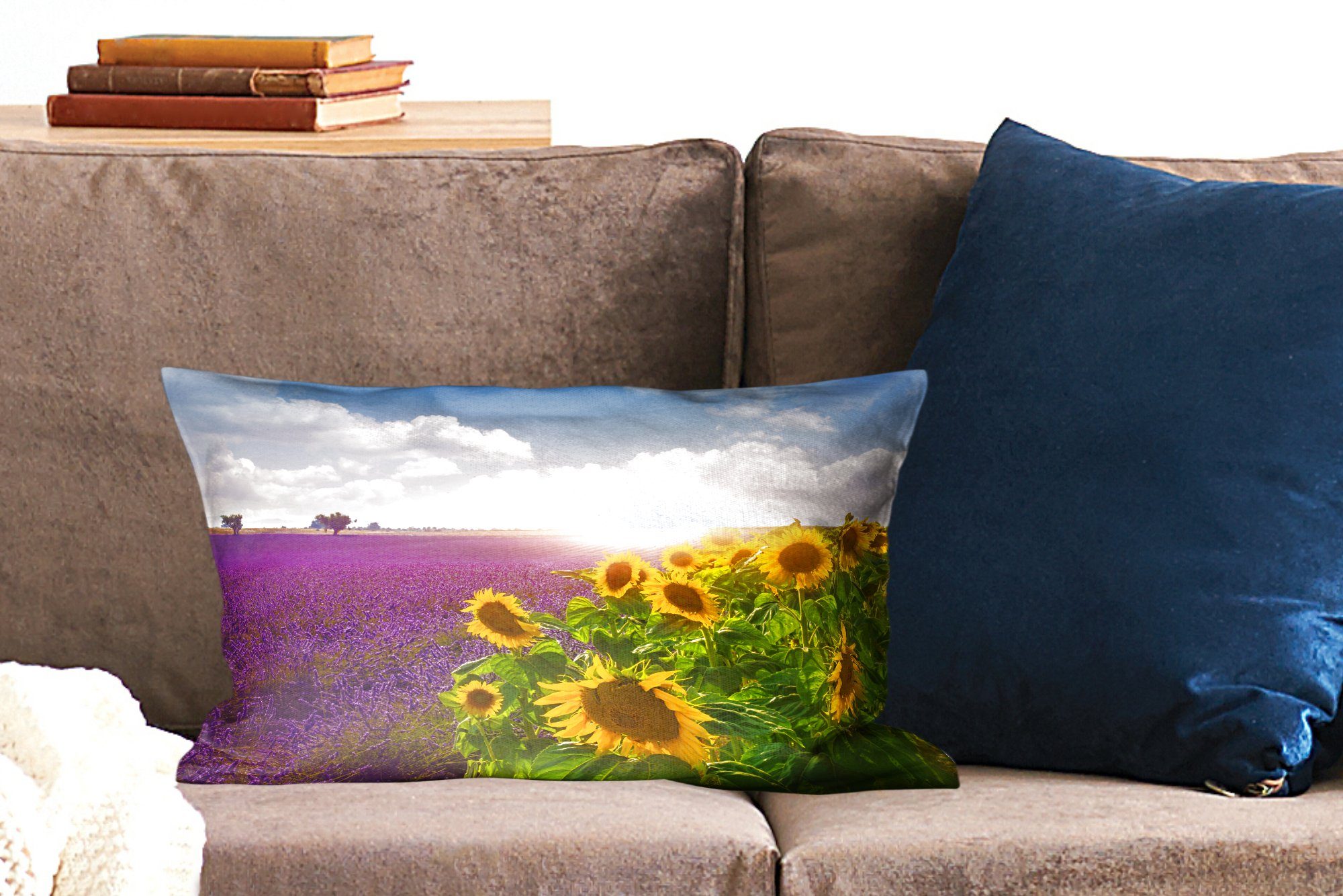 MuchoWow Dekokissen Sonnenblumen neben einem Füllung, Lavendelfeld, Wohzimmer Schlafzimmer Zierkissen, mit Dekoration, Dekokissen