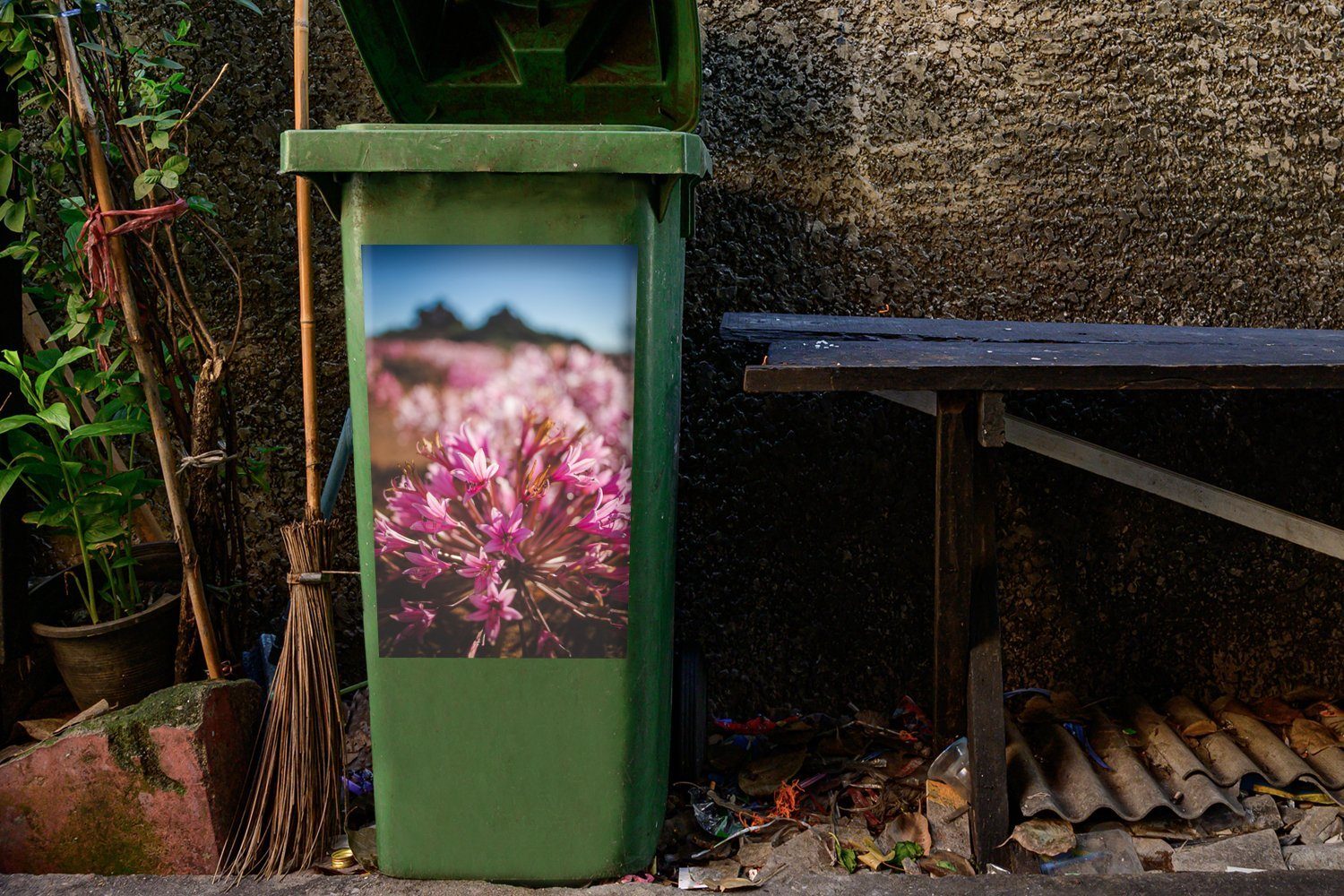 Abfalbehälter Container, St), aus Wandsticker MuchoWow (1 Mülleimer-aufkleber, Mülltonne, der Sticker, Nähe Rosa Blumen