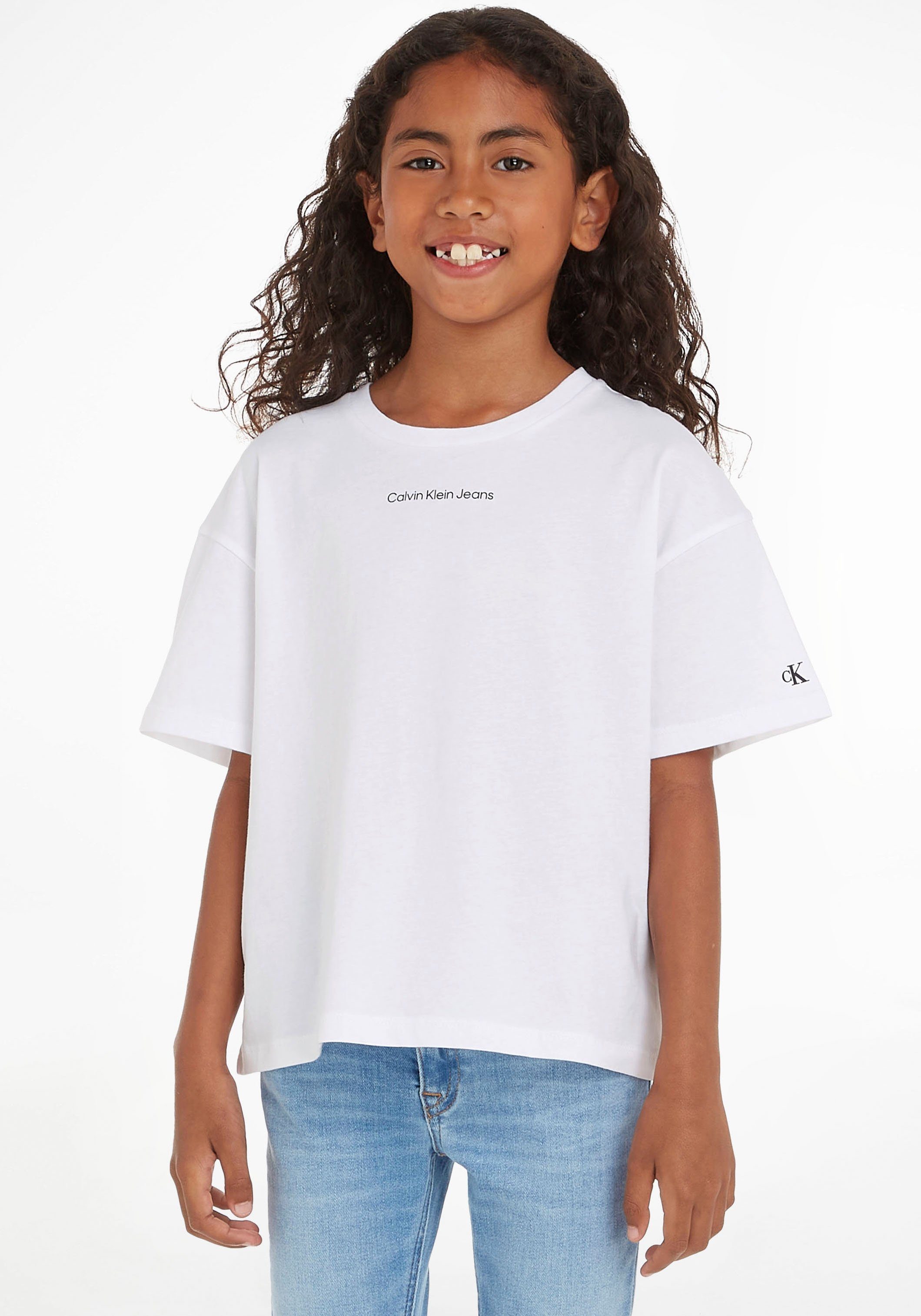 T-Shirt Klein Rundhalsausschnitt Calvin mit Jeans