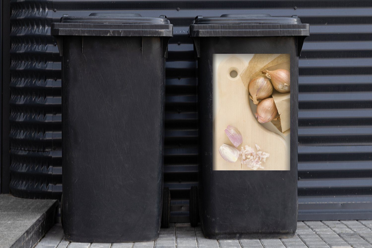 MuchoWow Wandsticker Gehackte und (1 St), Mülltonne, Sticker, aus Container, einem Schalotten Holz geschälte Abfalbehälter auf Mülleimer-aufkleber, Schneidebrett