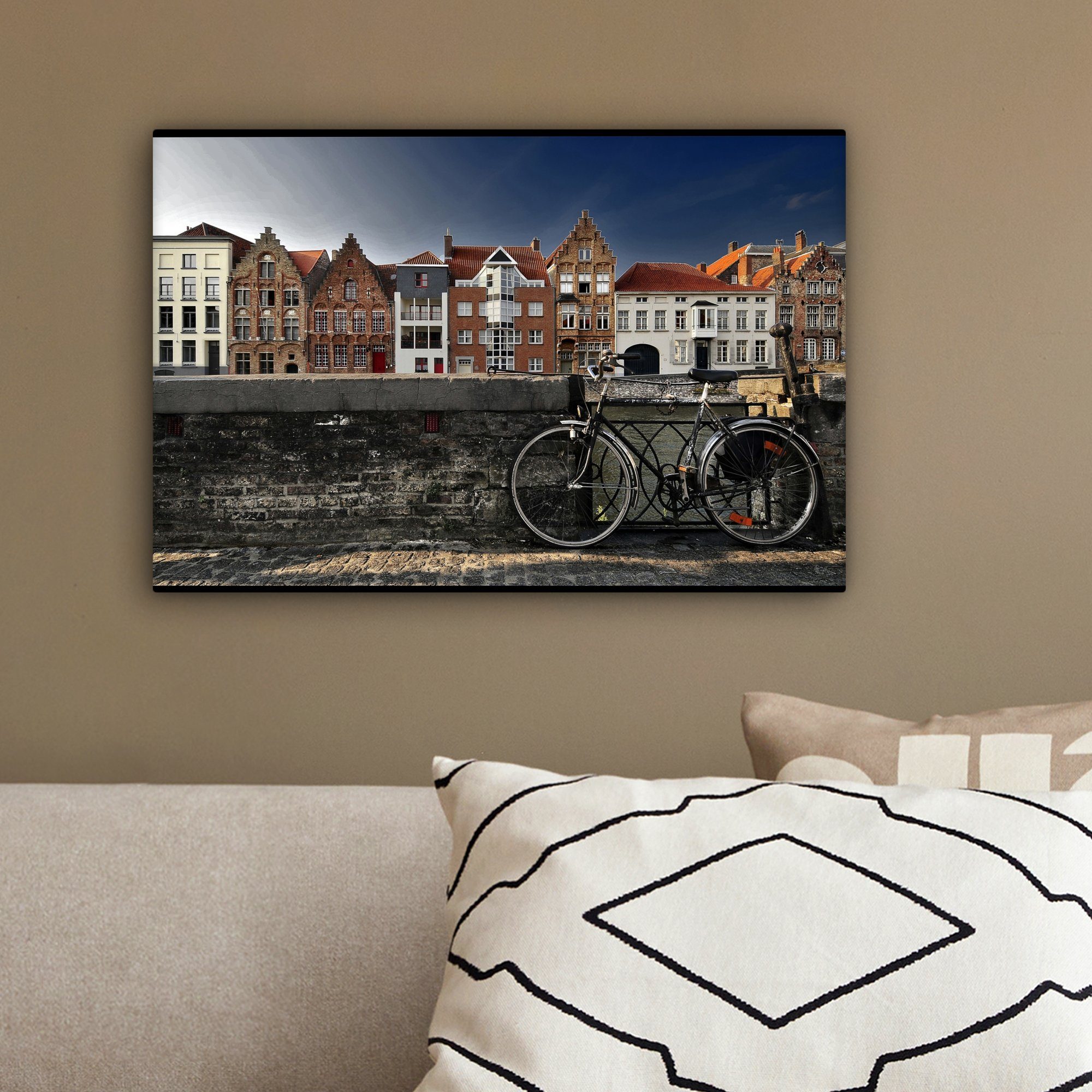 Brügge - OneMillionCanvasses® Aufhängefertig, 30x20 Fahrrad - Mauer, cm Wanddeko, Leinwandbilder, St), Leinwandbild Wandbild (1