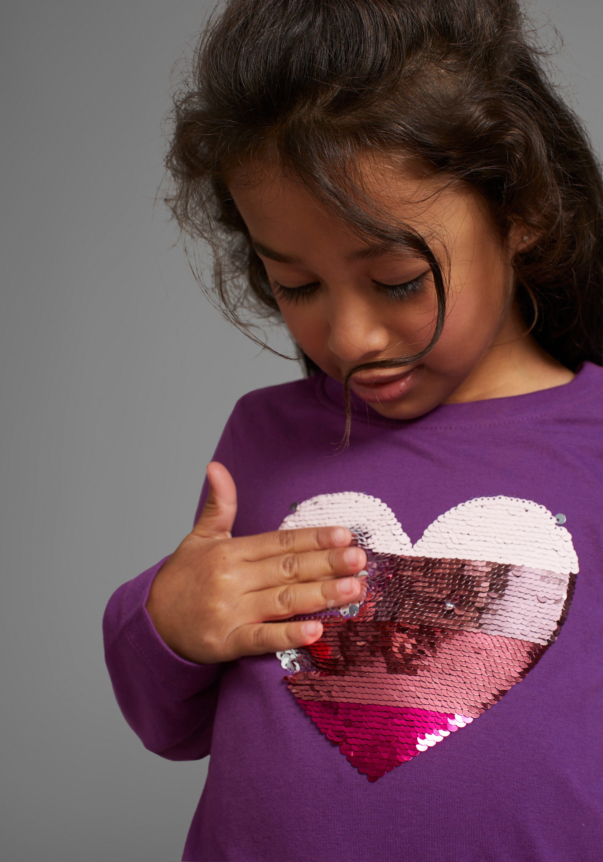 KIDSWORLD Langarmshirt, mit Paillettenherz zum Wenden Langarm, Basic-Passform, mit glitzernden Pailletten