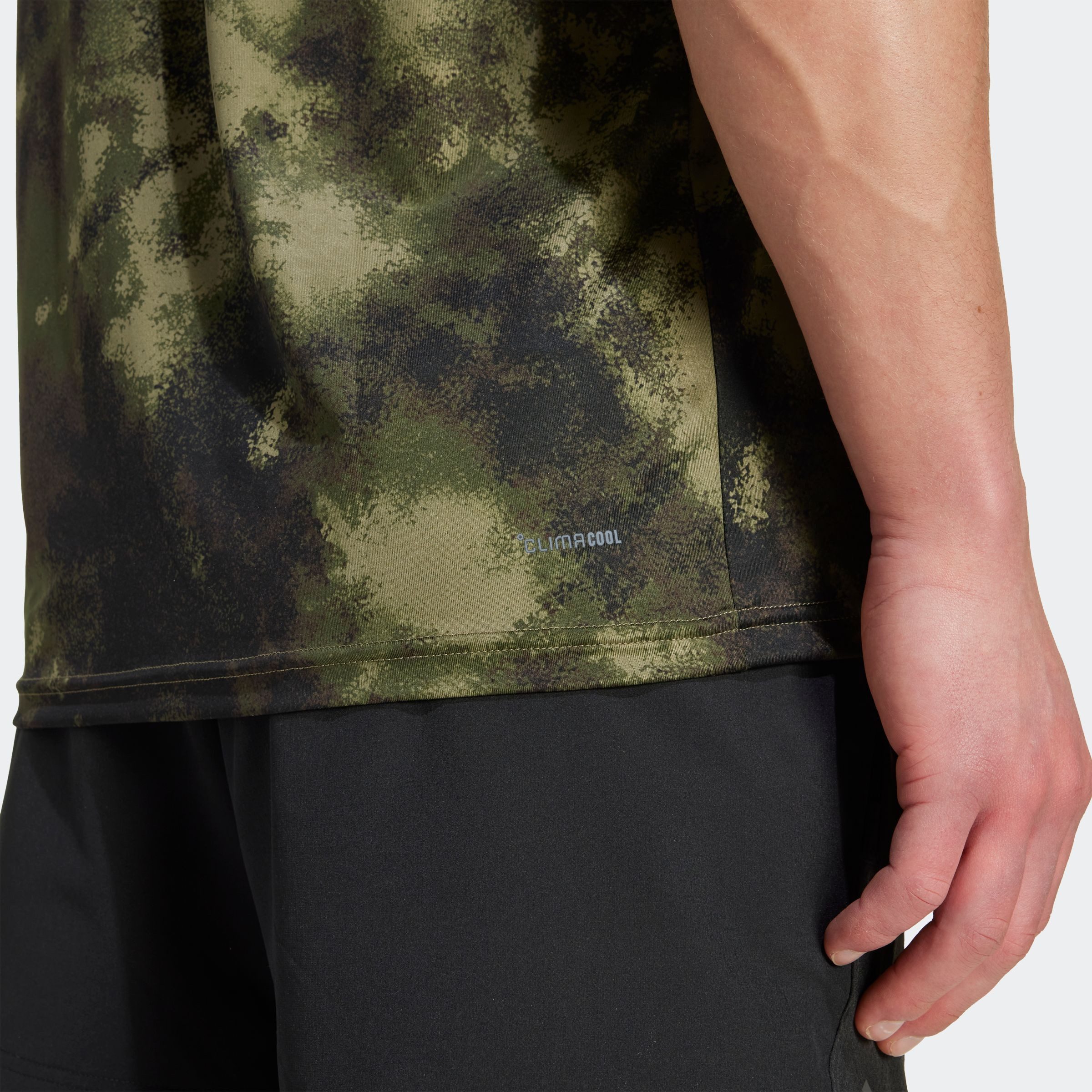 adidas Performance T-Shirt TRAIN ESSENTIALS SEASONAL ALLOVER-PRINT sportlicher Stil, Alloverprint im Camouflage-Look, schnell trocknend