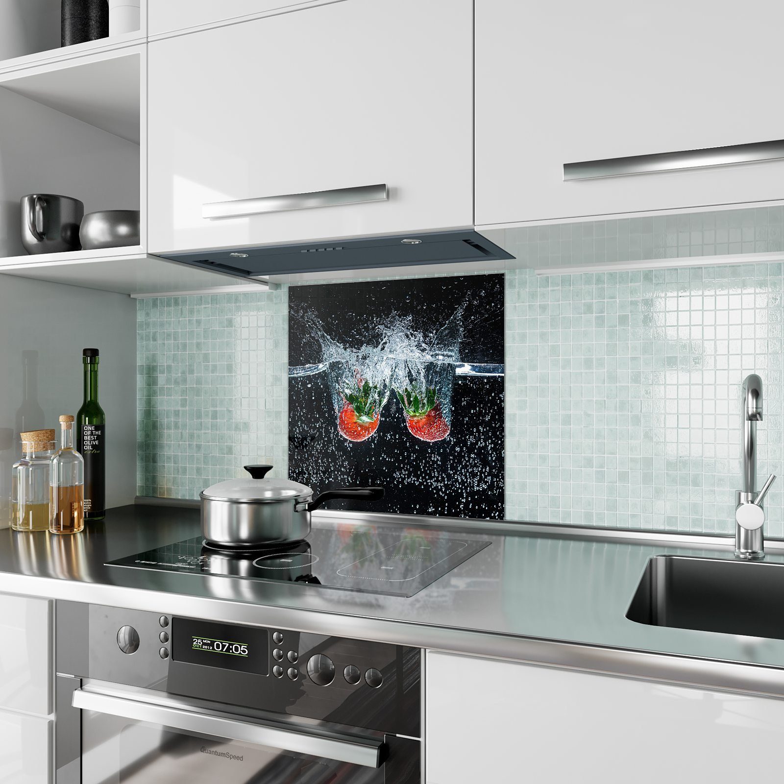 Spritzschutz Motiv Erdbeeren Wasser mit Küchenrückwand fallend Glas Primedeco in Küchenrückwand