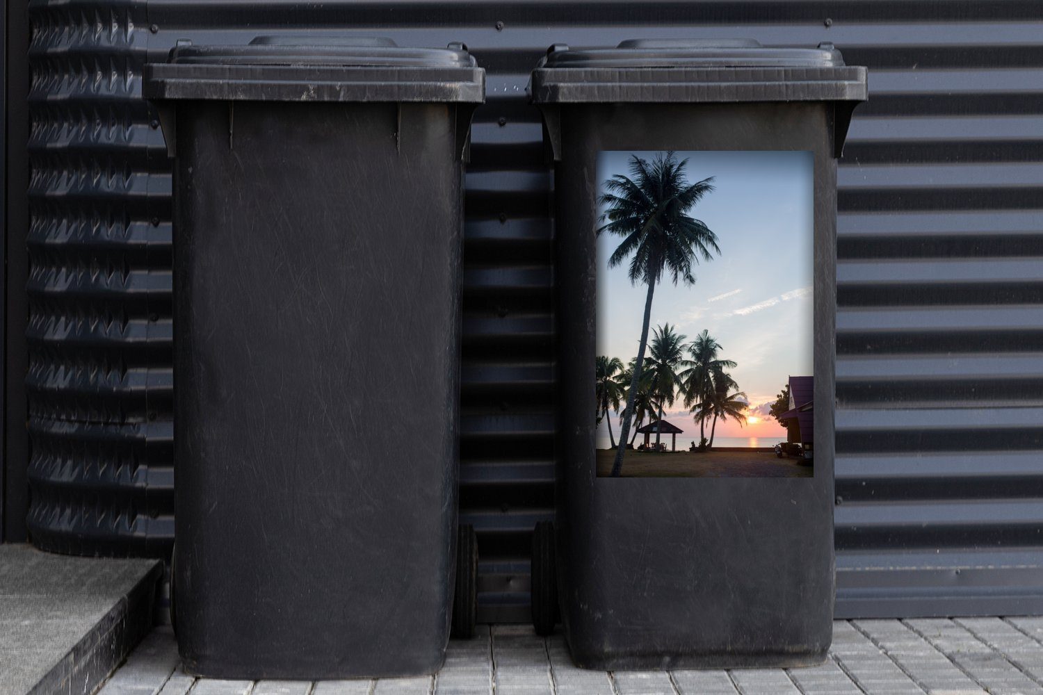 Mülleimer-aufkleber, MuchoWow Haus Sonnenuntergang Sticker, Mülltonne, (1 - Wandsticker Container, Palme - St), Abfalbehälter