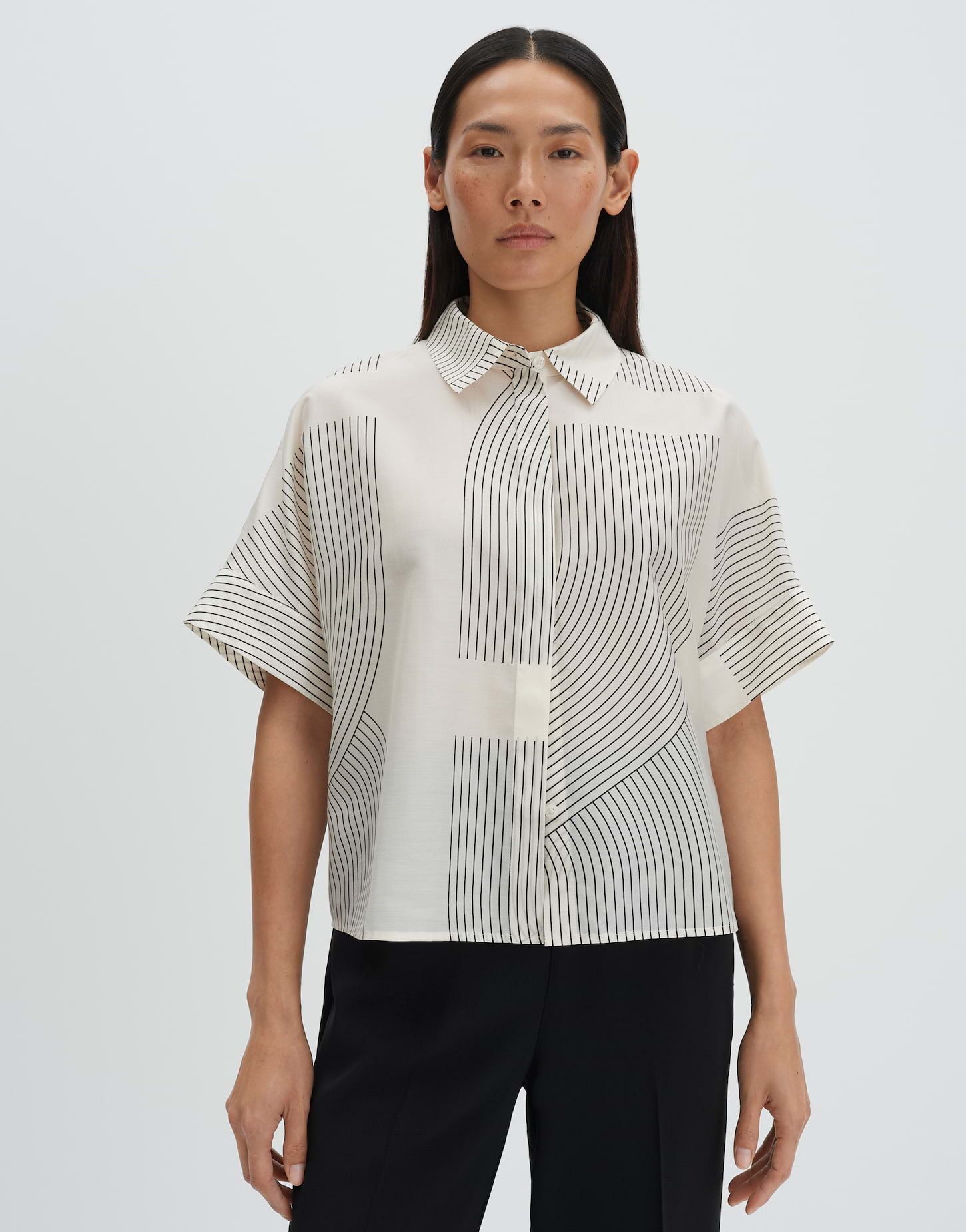 someday Kurzarmbluse Zulin aus Satin mit Print Verdeckte Leiste, Passe im Rücken für cleanen Fall