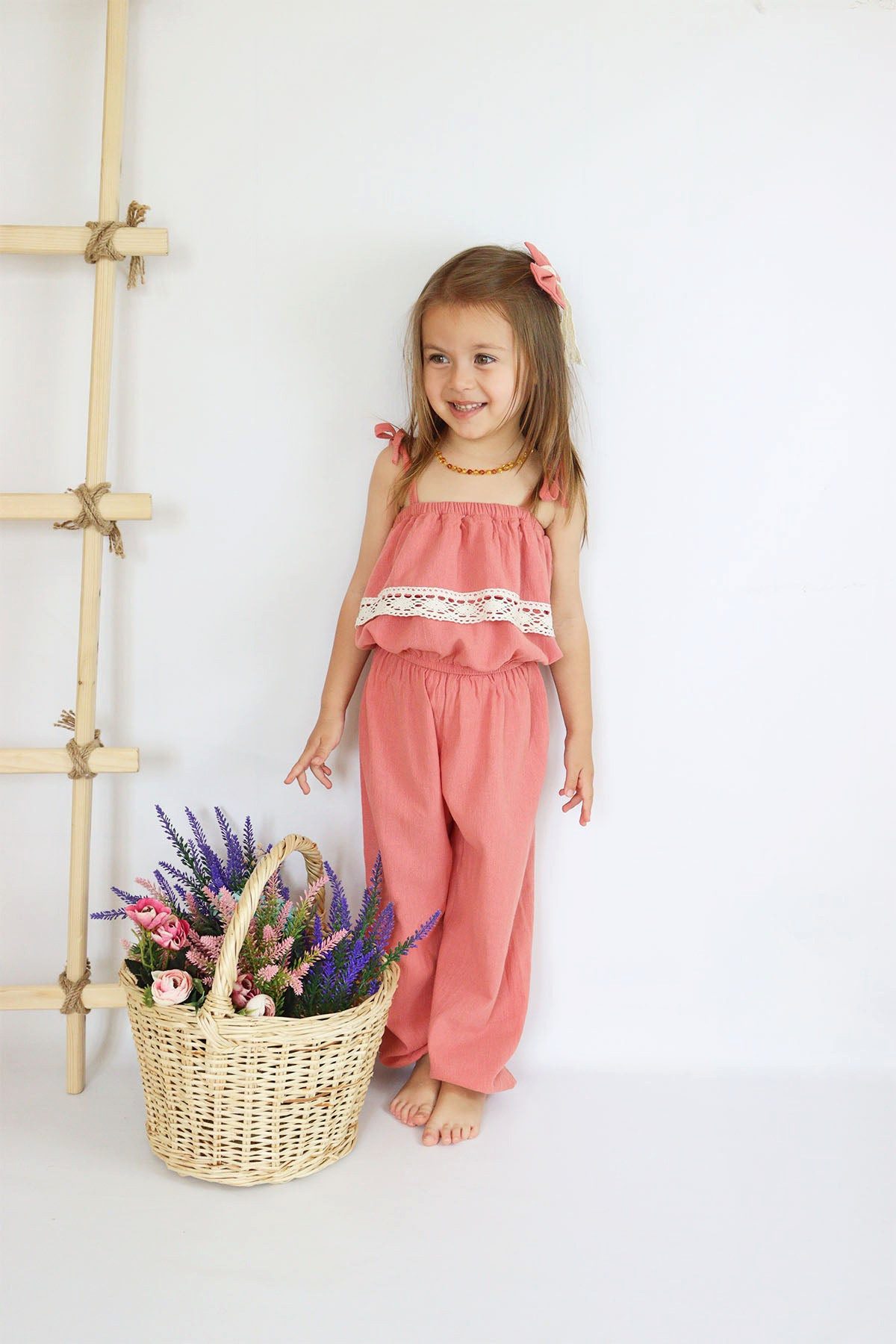 Overall Lachsfarbener Jumpsuit mit Spitzendetails, schmale Träger - Haarspange